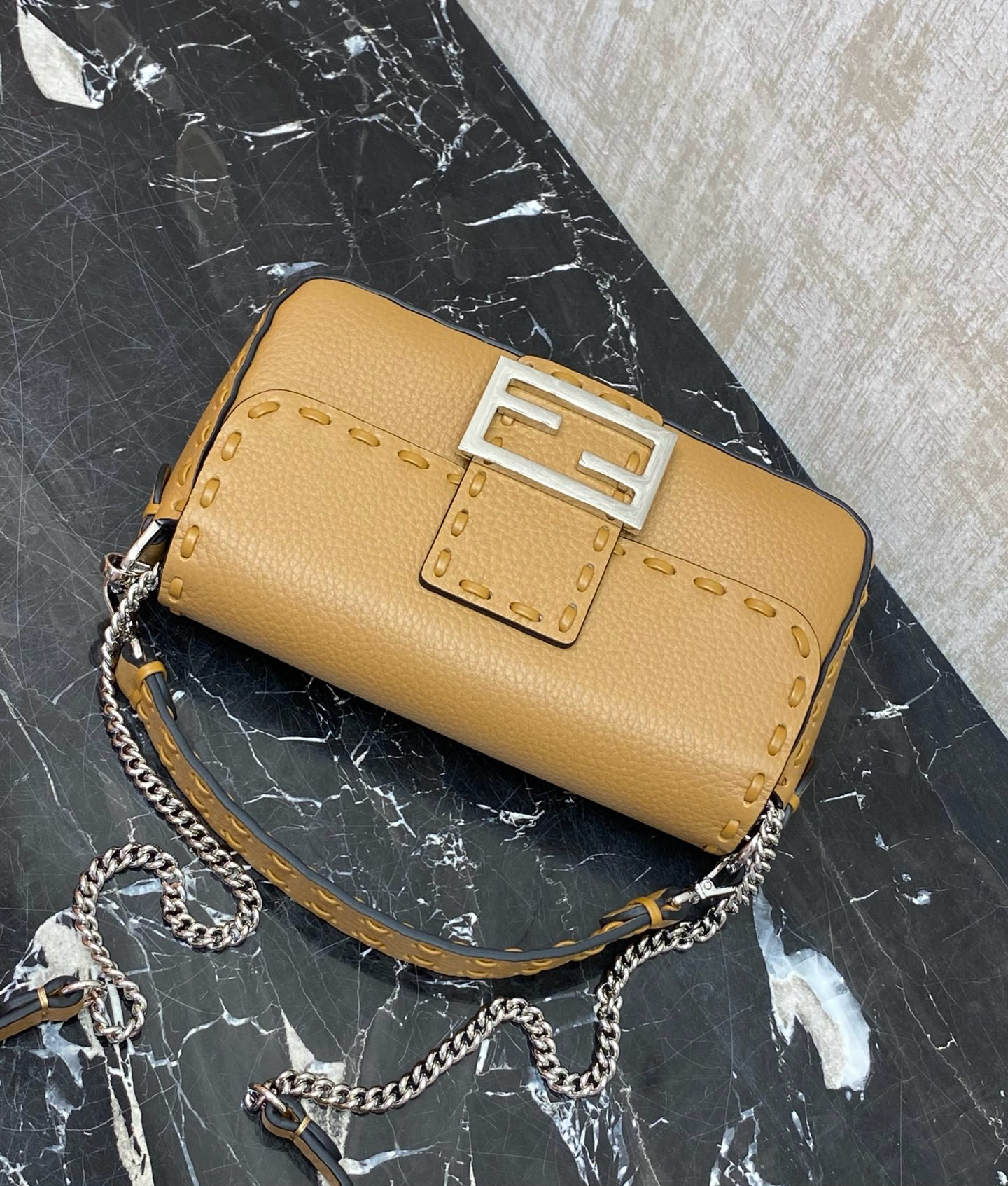 FENDI 펜디 Iconic 바게트 아이코닉 바게트 스티치 송아지가죽 숄더백 15