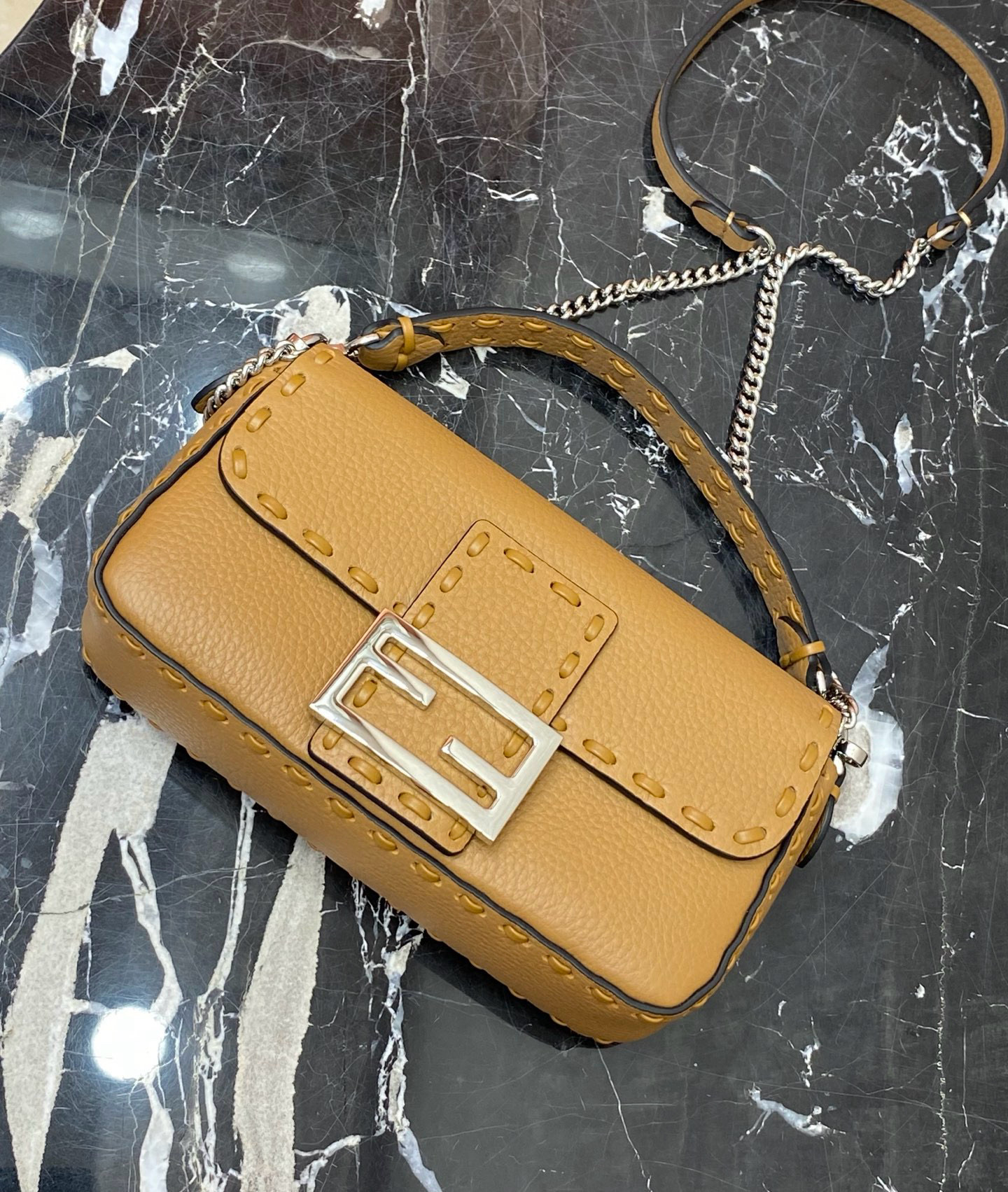 FENDI 펜디 Iconic 바게트 아이코닉 바게트 스티치 송아지가죽 숄더백 16