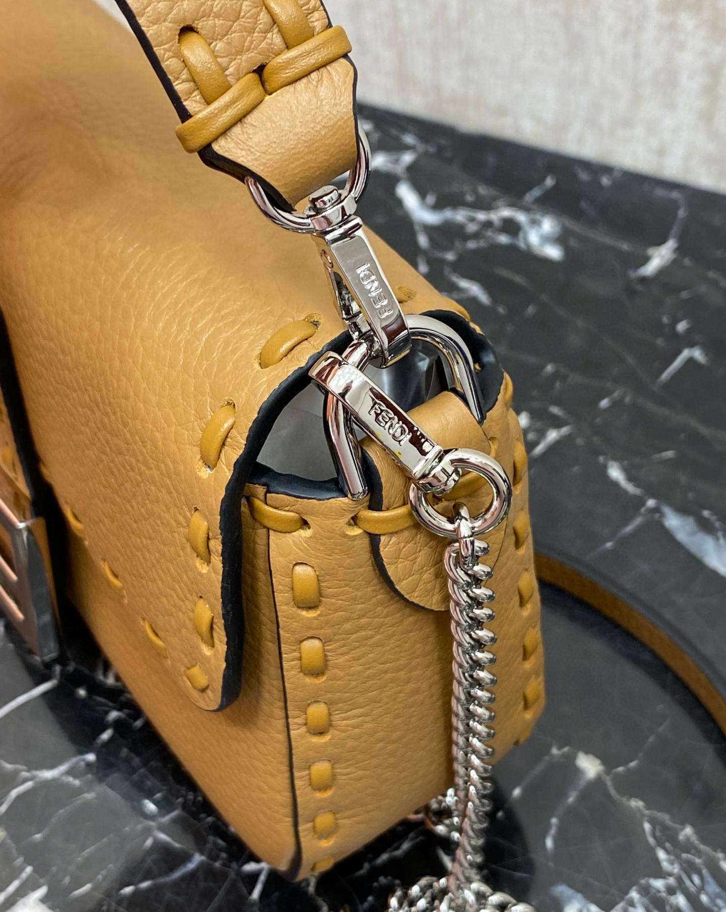 FENDI 펜디 Iconic 바게트 아이코닉 바게트 스티치 송아지가죽 숄더백 17