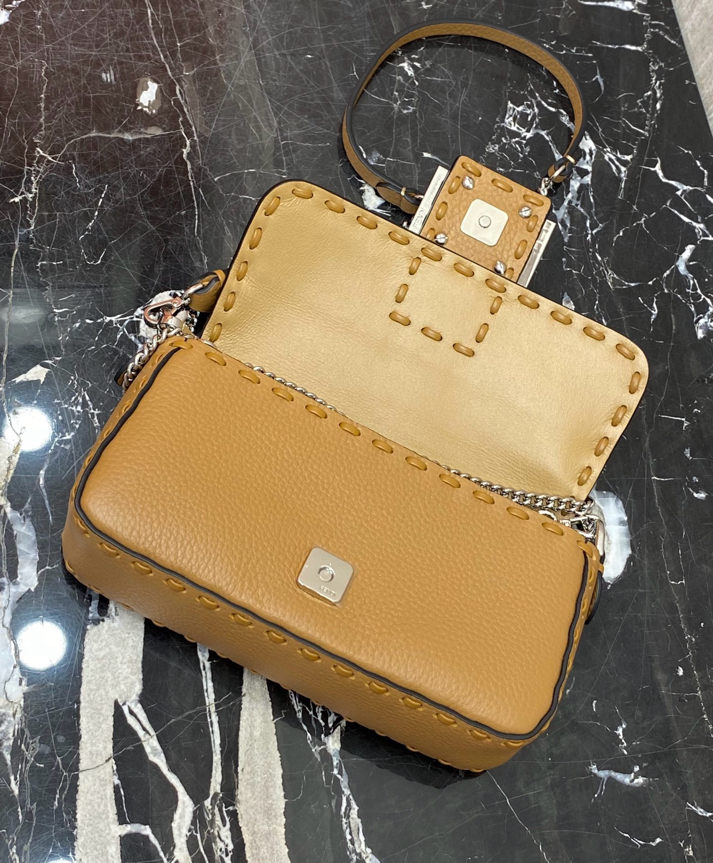 FENDI 펜디 Iconic 바게트 아이코닉 바게트 스티치 송아지가죽 숄더백 18