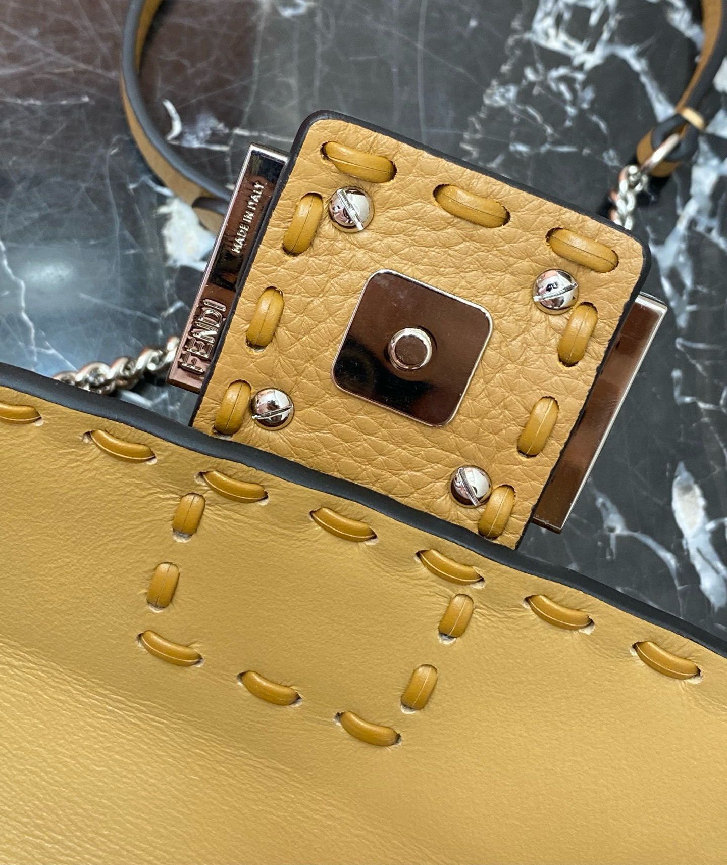 FENDI 펜디 Iconic 바게트 아이코닉 바게트 스티치 송아지가죽 숄더백 19