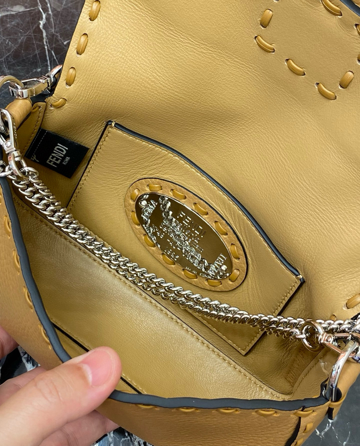 FENDI 펜디 Iconic 바게트 아이코닉 바게트 스티치 송아지가죽 숄더백 20