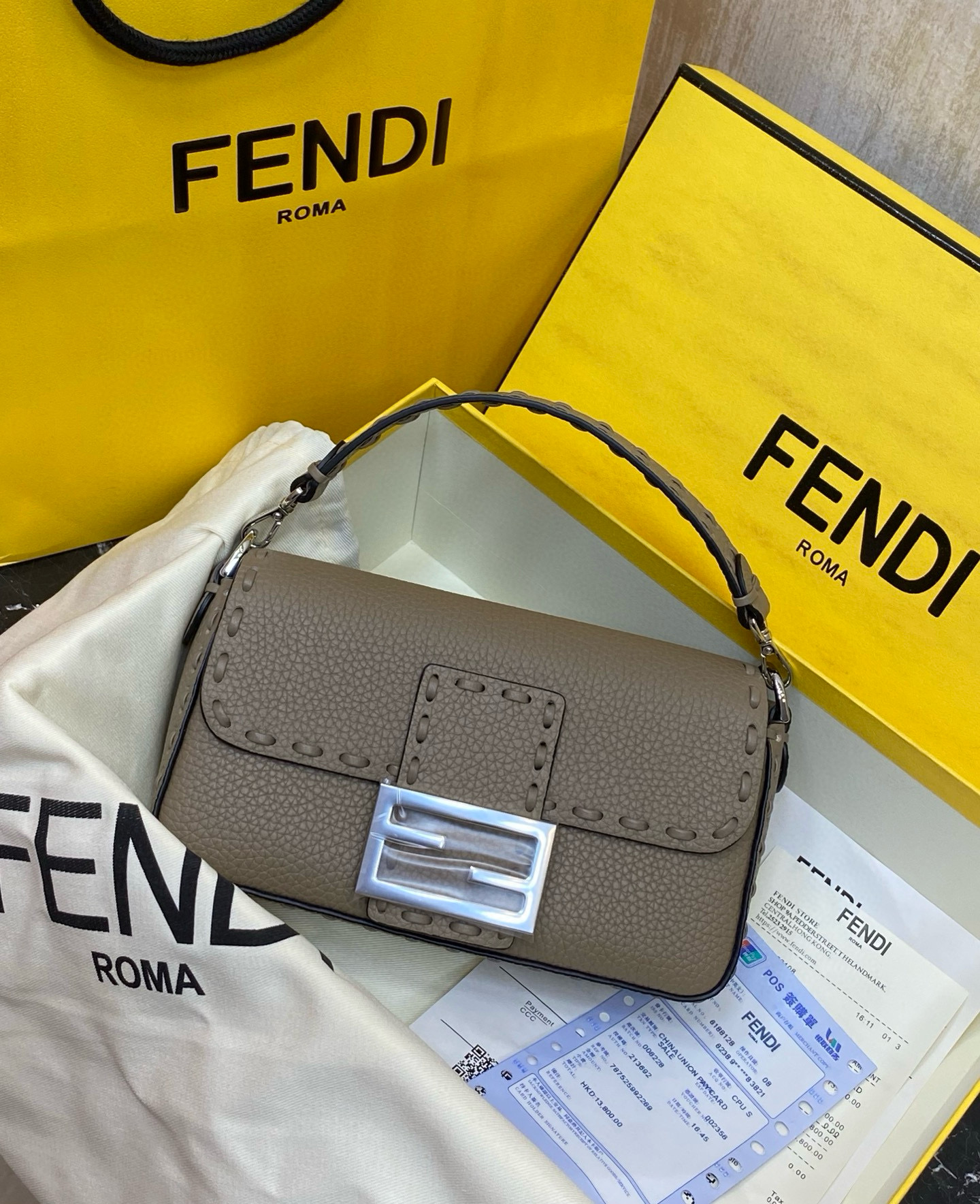 FENDI 펜디 Iconic 바게트 미니 송아지가죽 숄더백 1