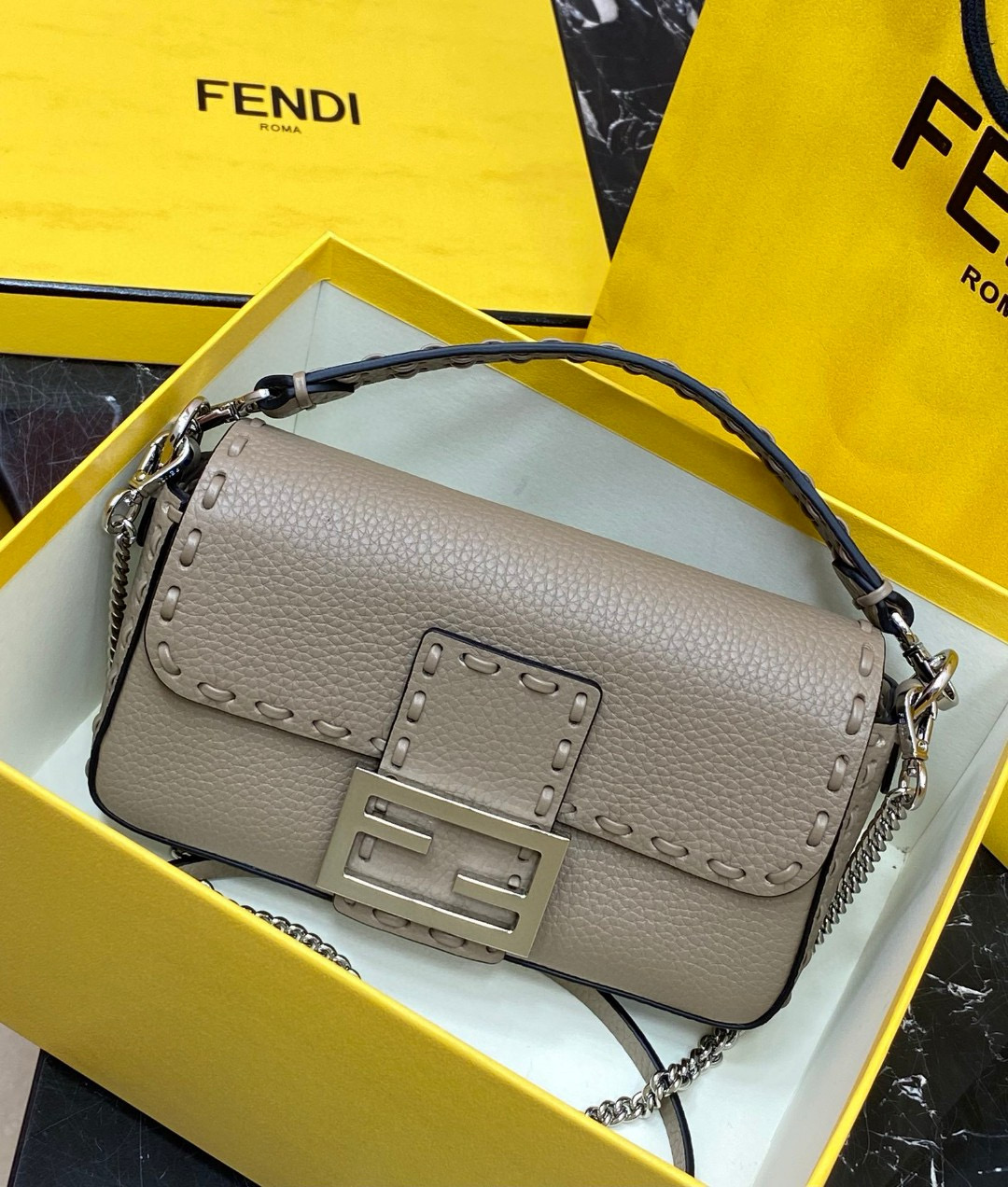 FENDI 펜디 Iconic 바게트 미니 송아지가죽 숄더백 2