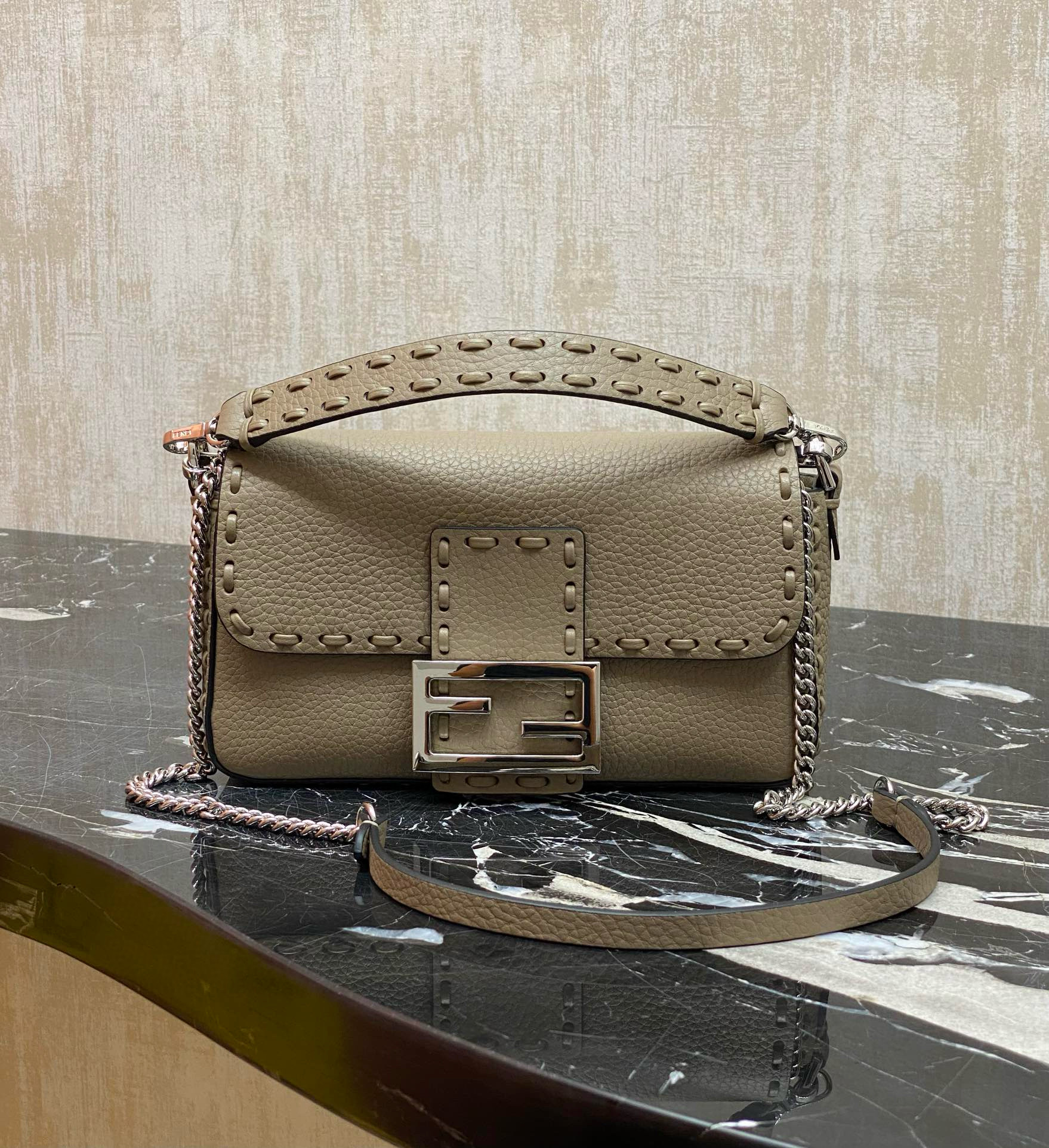 FENDI 펜디 Iconic 바게트 미니 송아지가죽 숄더백 3