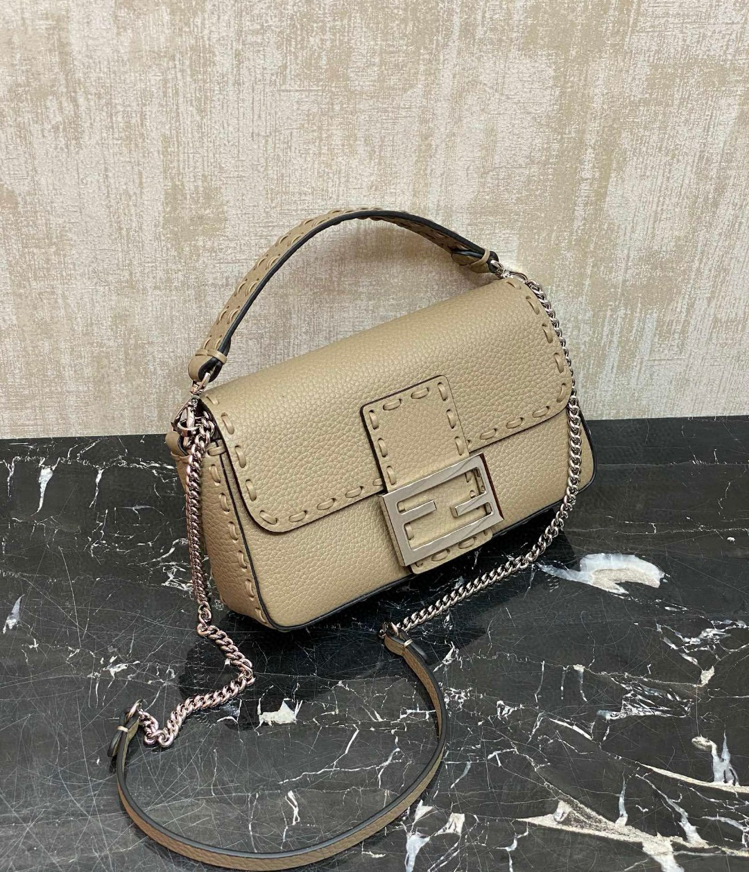 FENDI 펜디 Iconic 바게트 미니 송아지가죽 숄더백 4