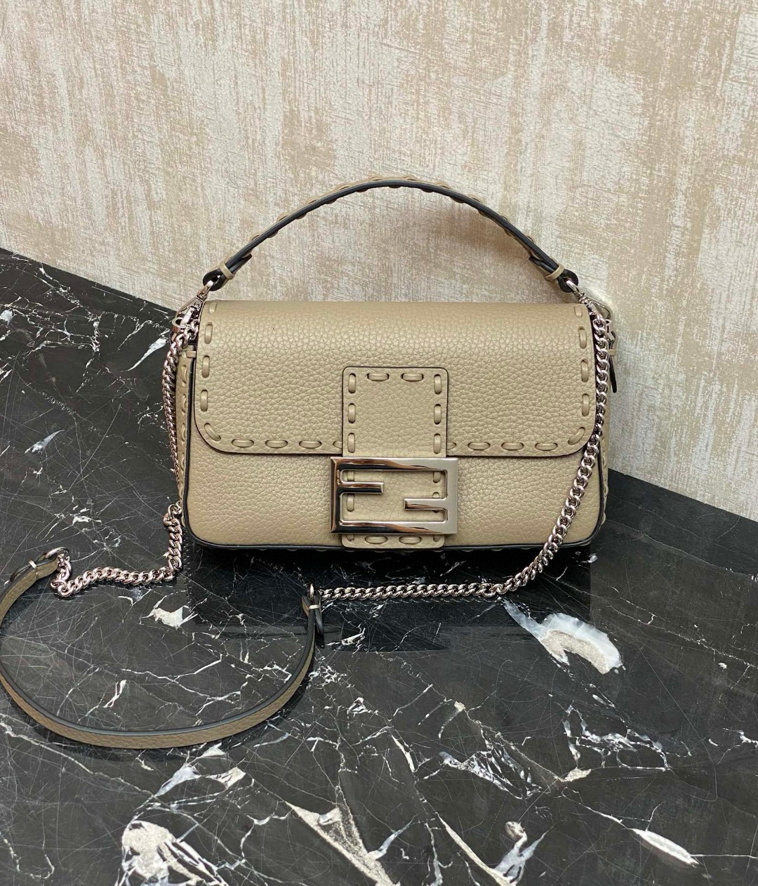 FENDI 펜디 Iconic 바게트 미니 송아지가죽 숄더백 5