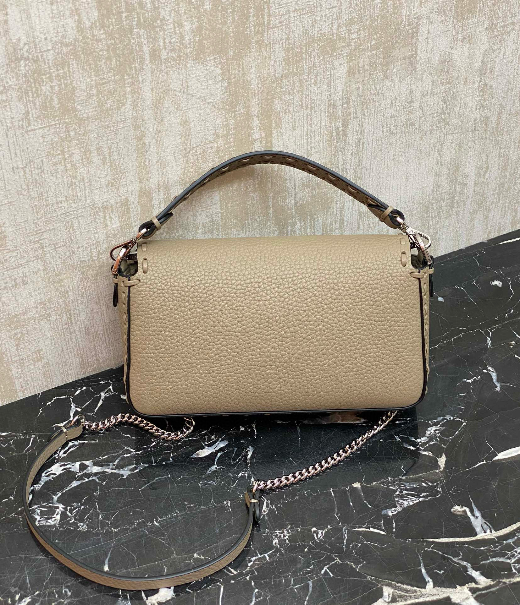 FENDI 펜디 Iconic 바게트 미니 송아지가죽 숄더백 6