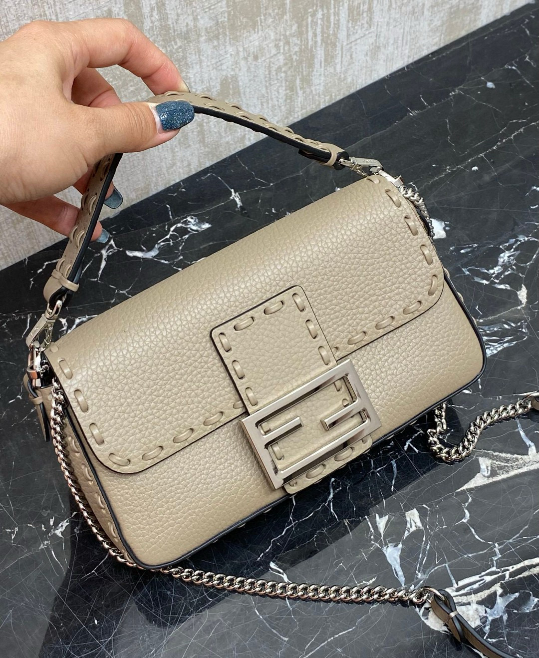 FENDI 펜디 Iconic 바게트 미니 송아지가죽 숄더백 7