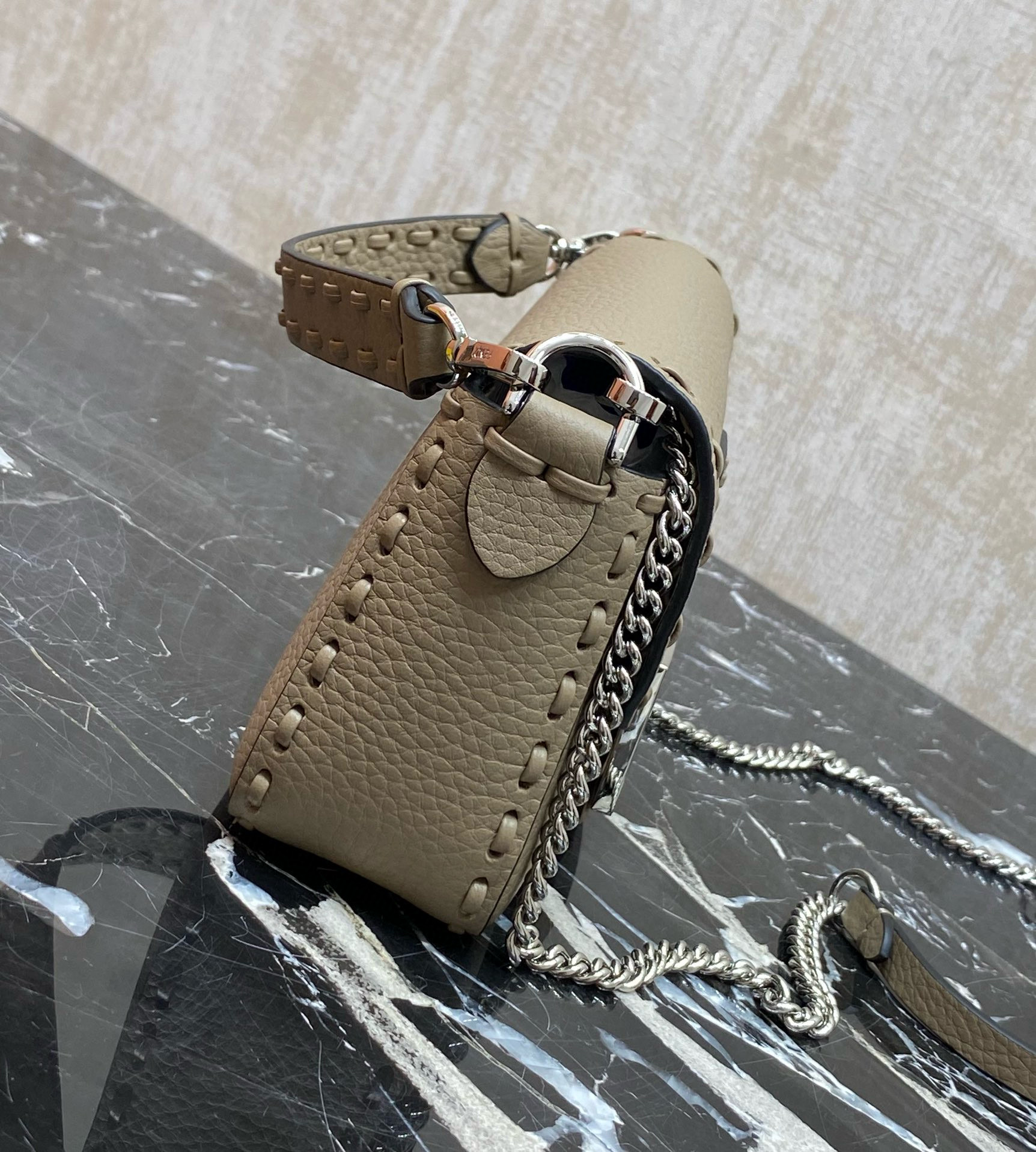 FENDI 펜디 Iconic 바게트 미니 송아지가죽 숄더백 8