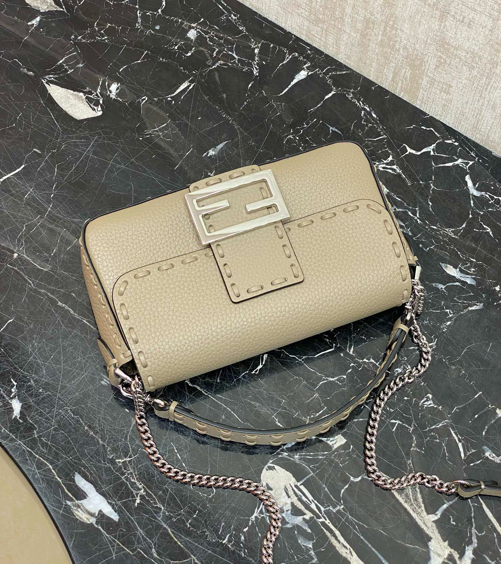 FENDI 펜디 Iconic 바게트 미니 송아지가죽 숄더백 9