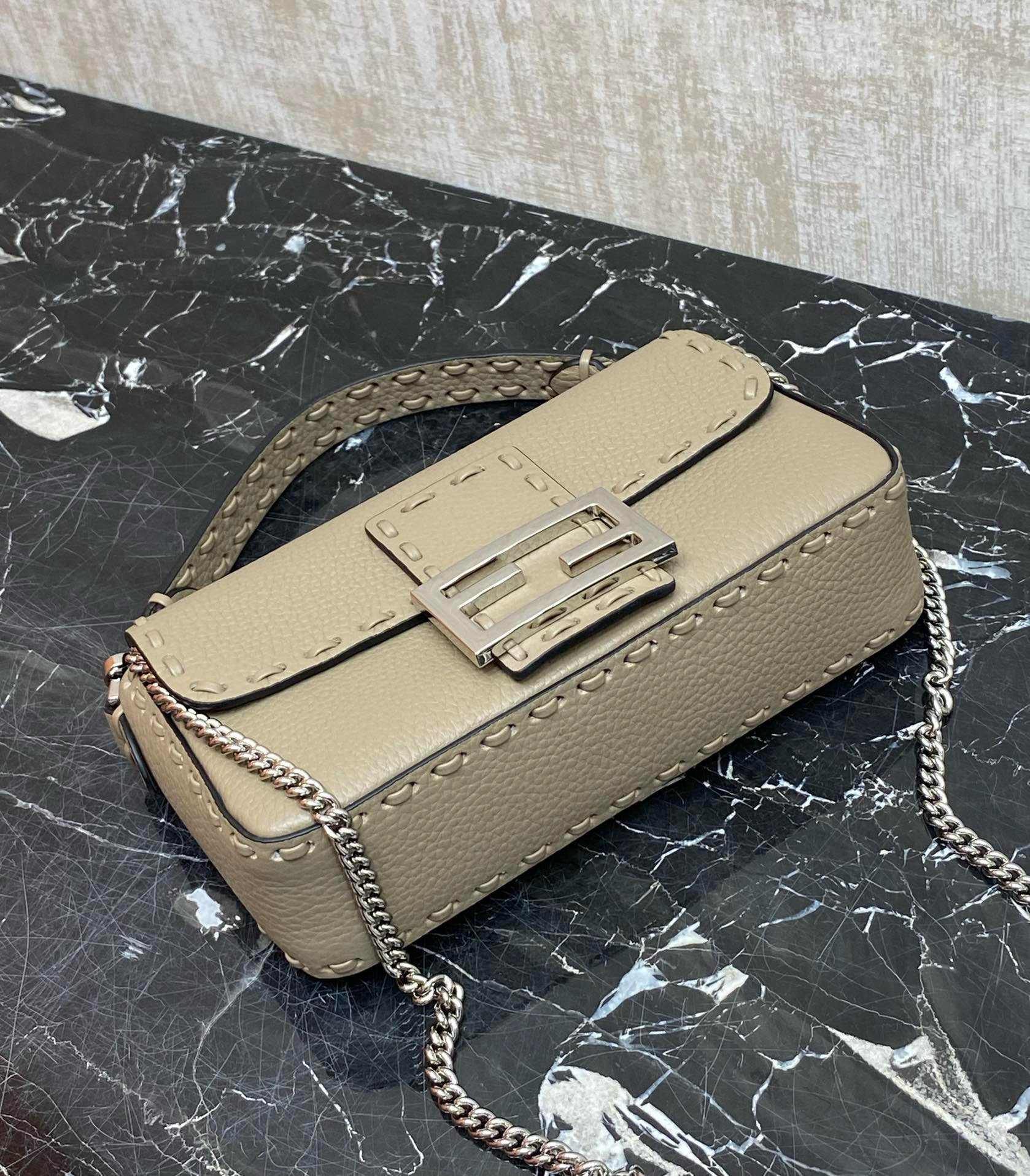 FENDI 펜디 Iconic 바게트 미니 송아지가죽 숄더백 10