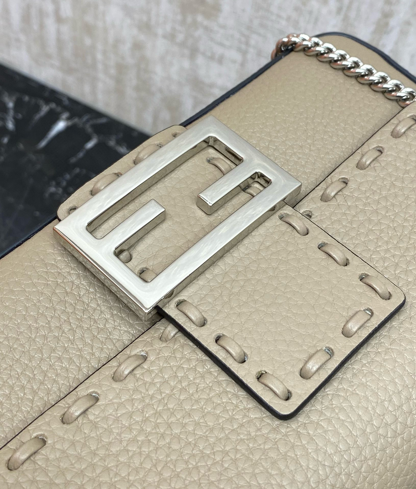 FENDI 펜디 Iconic 바게트 미니 송아지가죽 숄더백 11