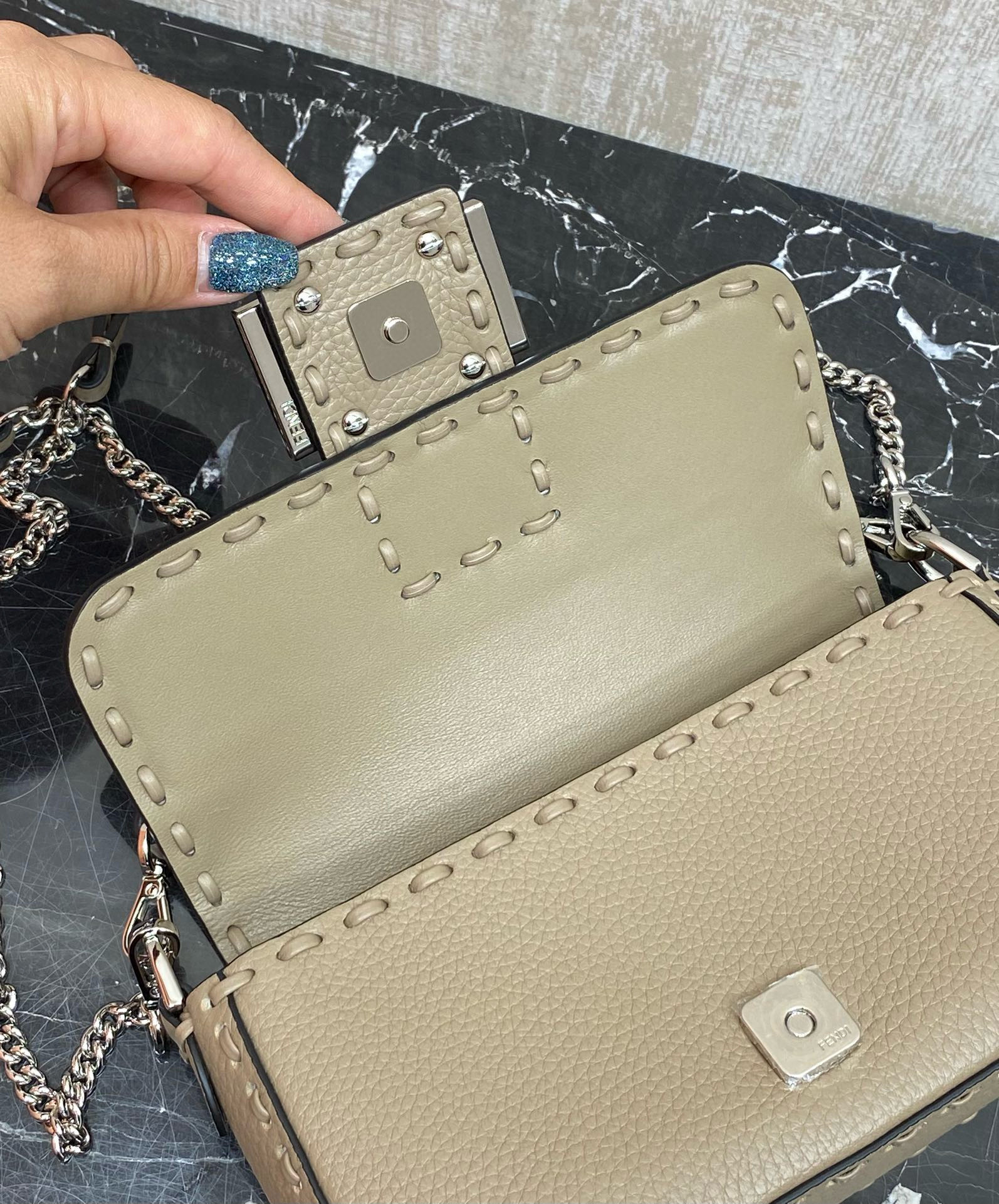 FENDI 펜디 Iconic 바게트 미니 송아지가죽 숄더백 12