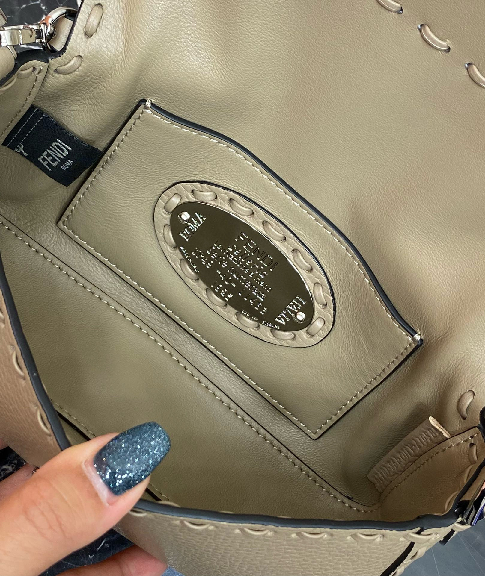 FENDI 펜디 Iconic 바게트 미니 송아지가죽 숄더백 13