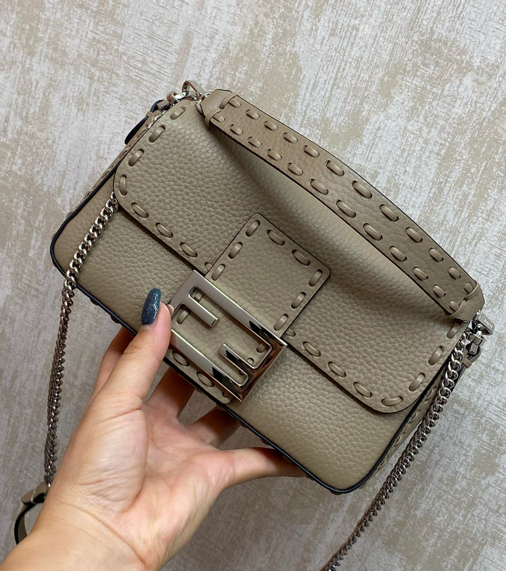 FENDI 펜디 Iconic 바게트 미니 송아지가죽 숄더백 14