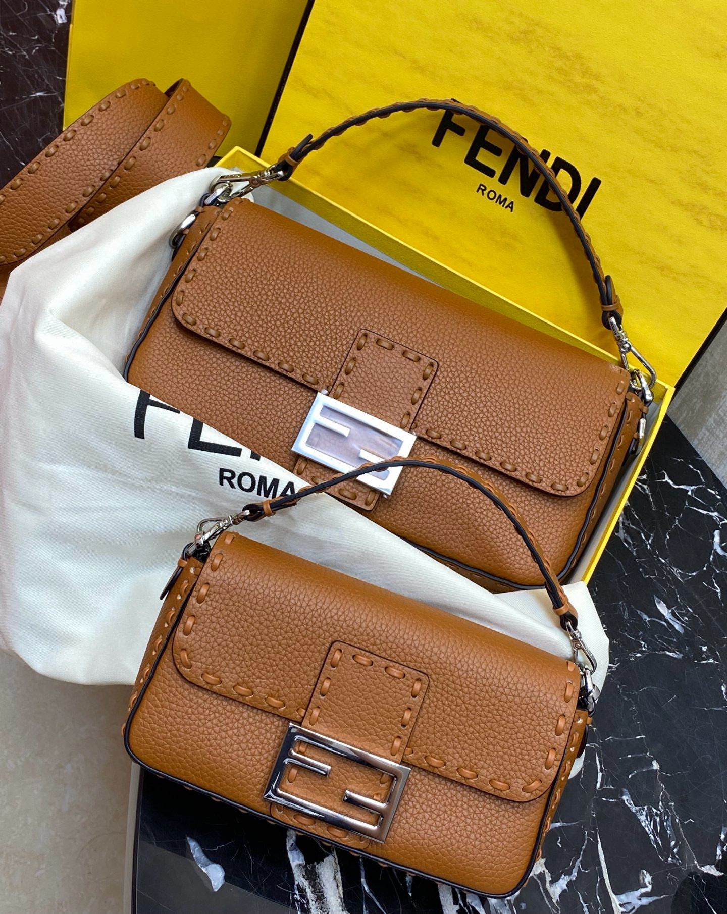 FENDI 펜디 Iconic 바게트 미니 송아지가죽 숄더백 15