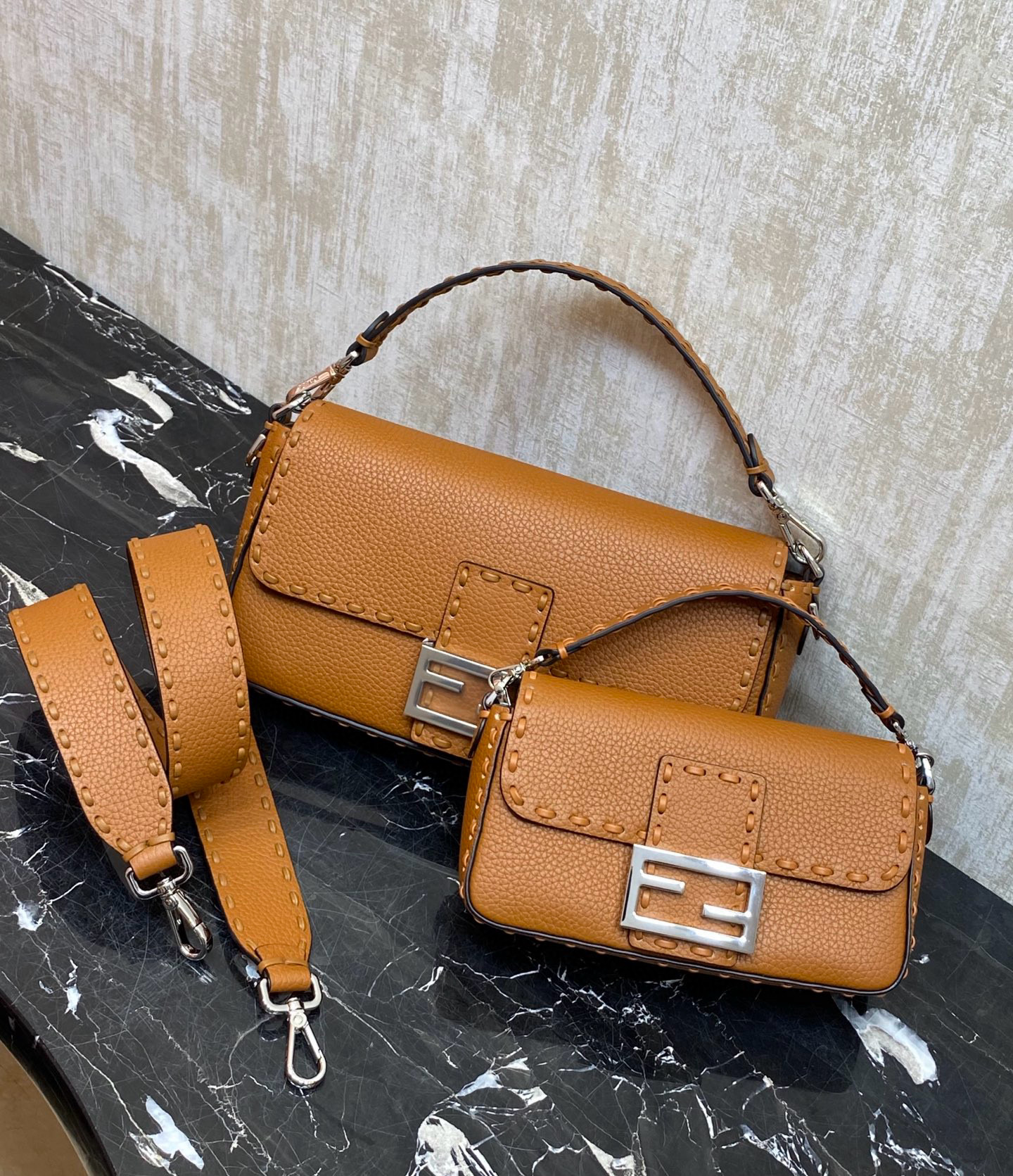 FENDI 펜디 Iconic 바게트 미니 송아지가죽 숄더백 16