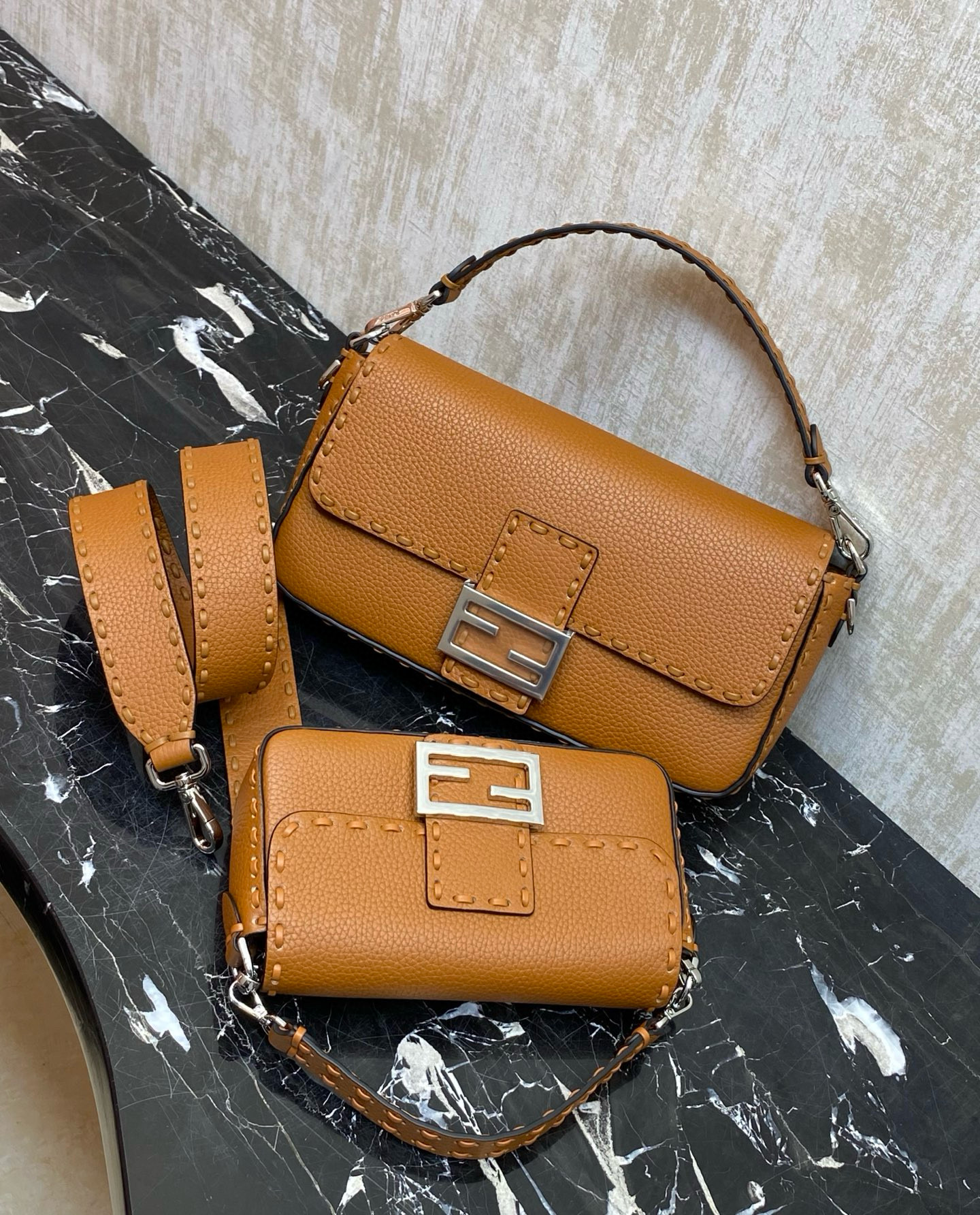 FENDI 펜디 Iconic 바게트 미니 송아지가죽 숄더백 17