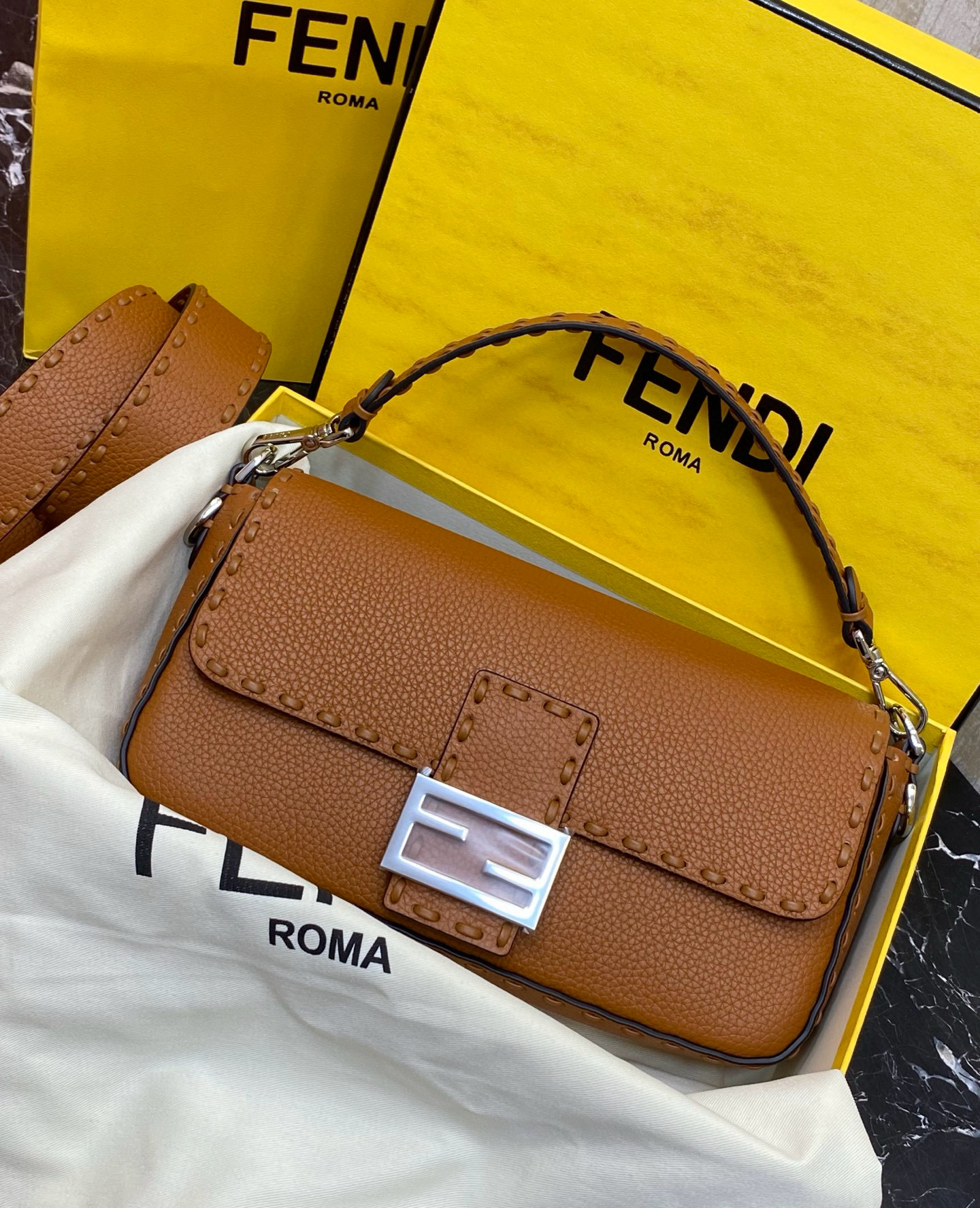 FENDI 펜디 Iconic 바게트 미니 송아지가죽 숄더백 18