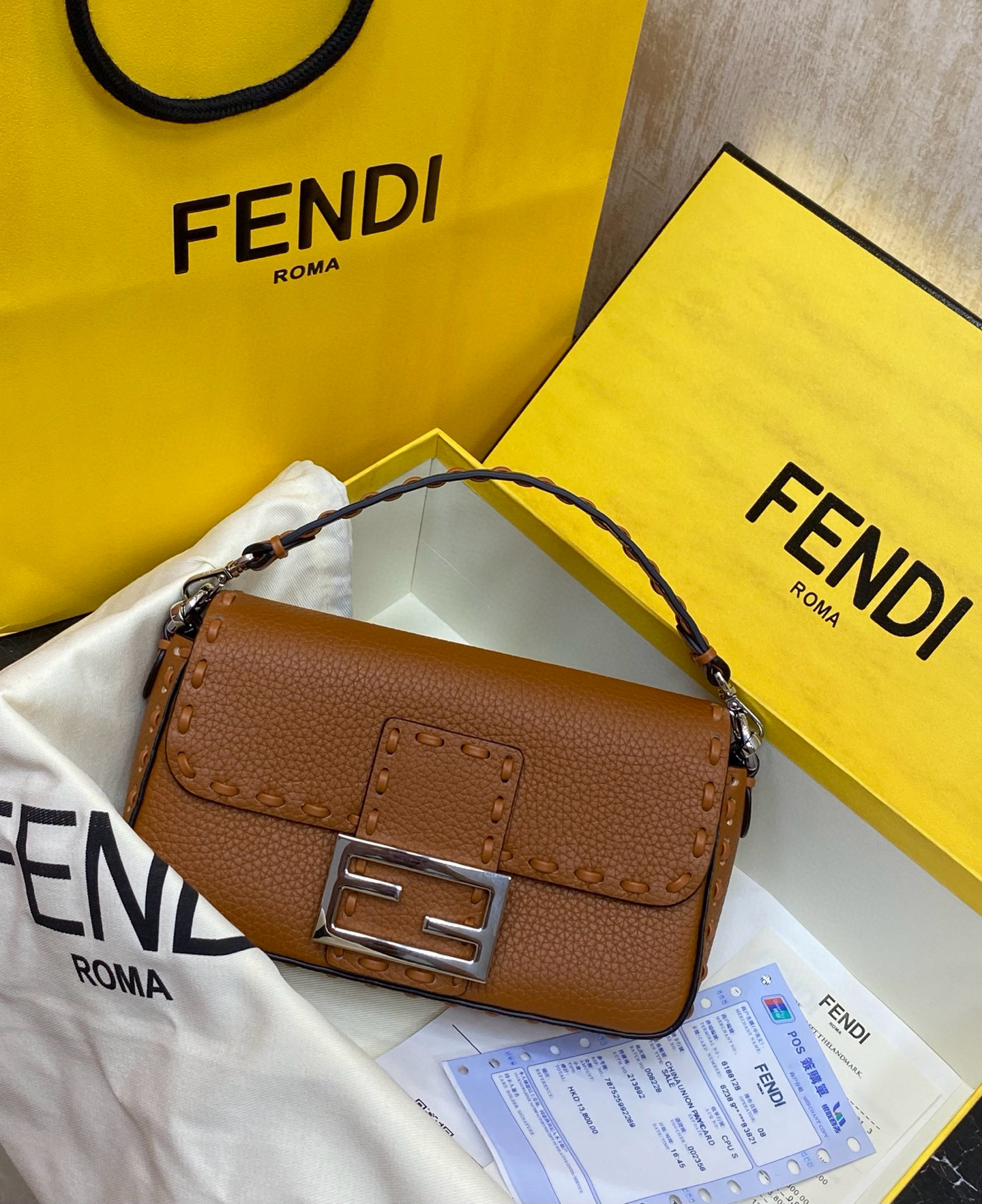 FENDI 펜디 Iconic 바게트 미니 송아지가죽 숄더백 19