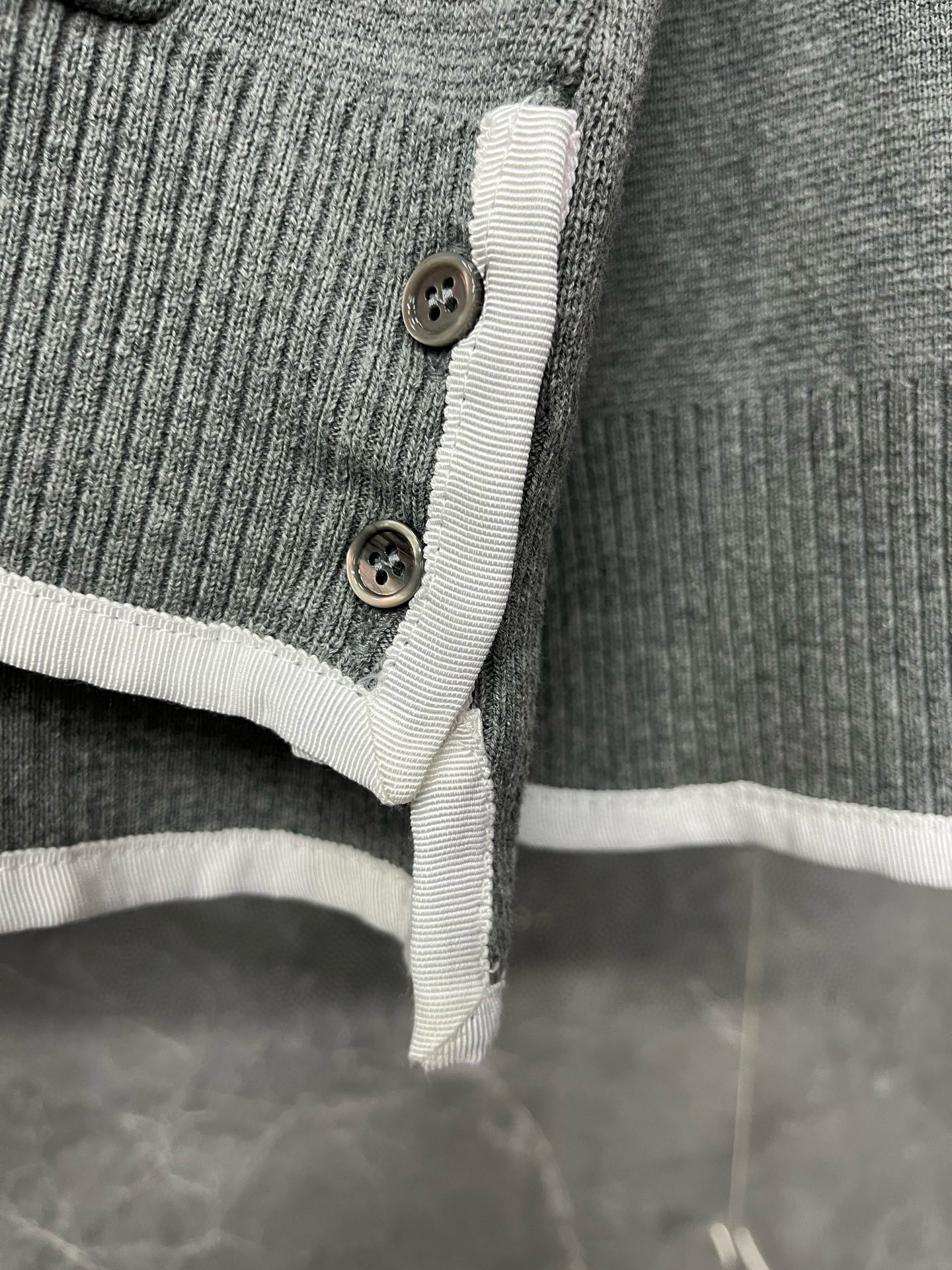 Thom Browne 톰브라운 TB 스트라이프 배색 브이넥 코튼 가디건 11