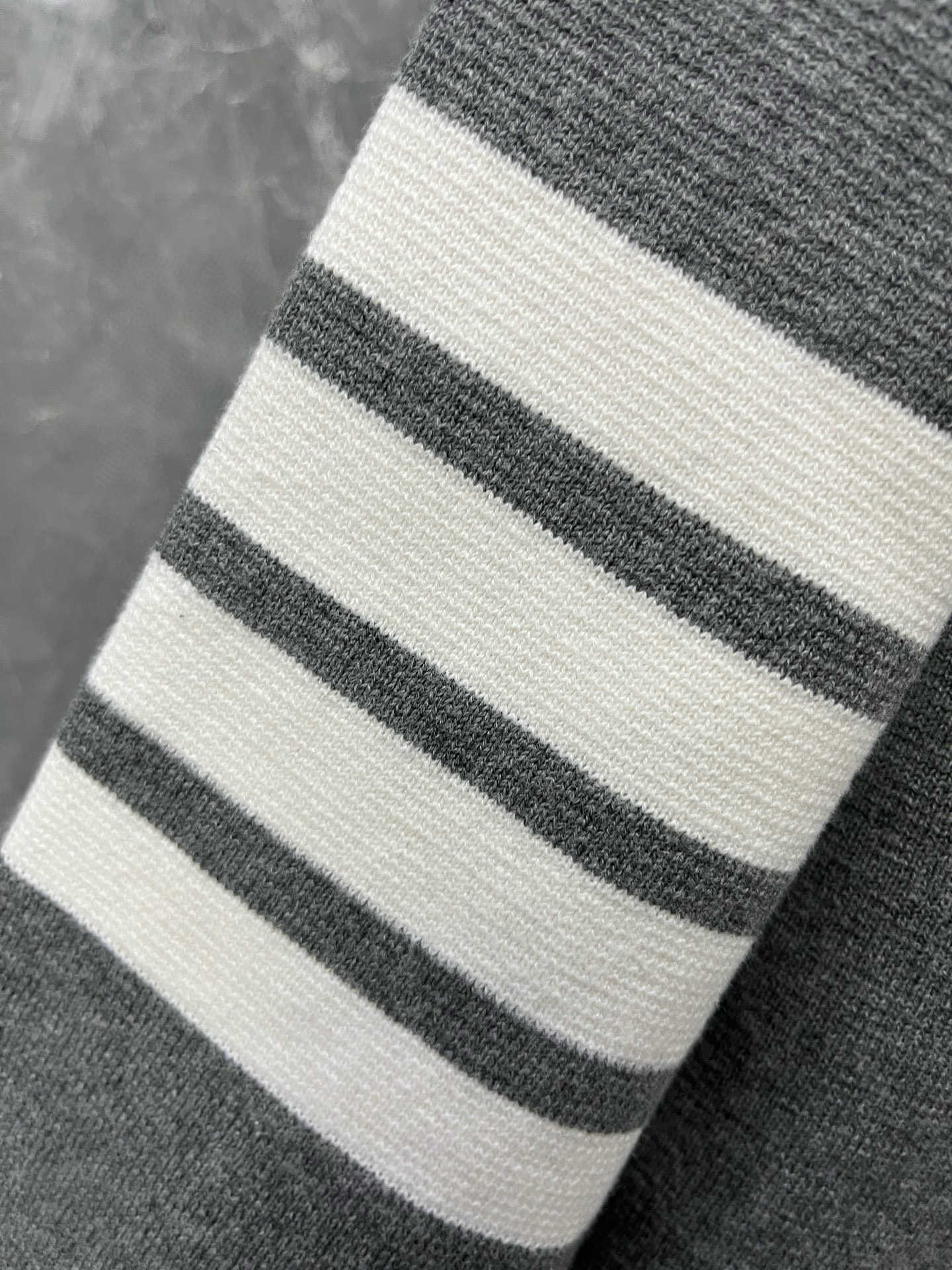 Thom Browne 톰브라운 TB 스트라이프 배색 브이넥 코튼 가디건 13