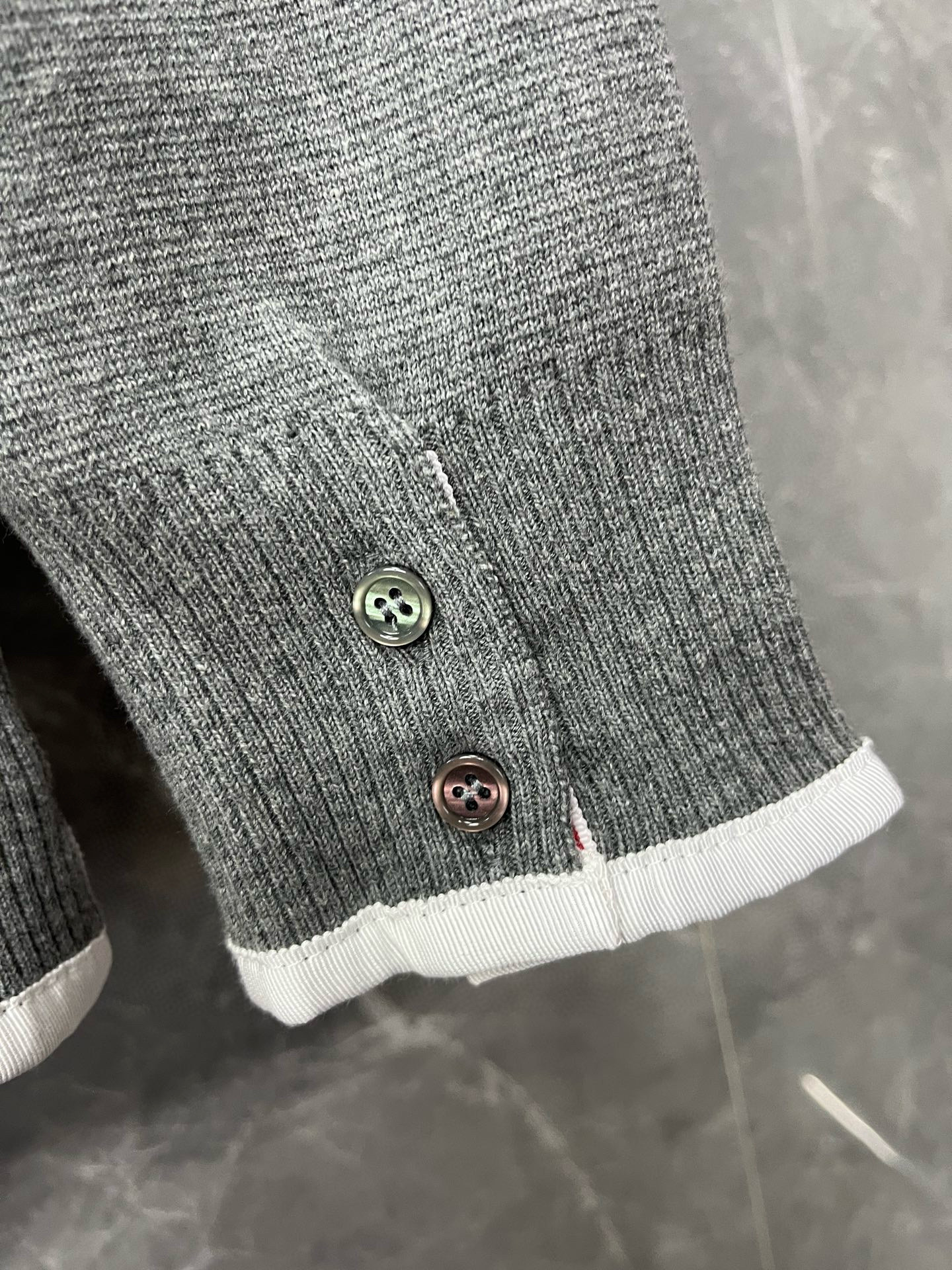 Thom Browne 톰브라운 TB 스트라이프 배색 브이넥 코튼 가디건 14