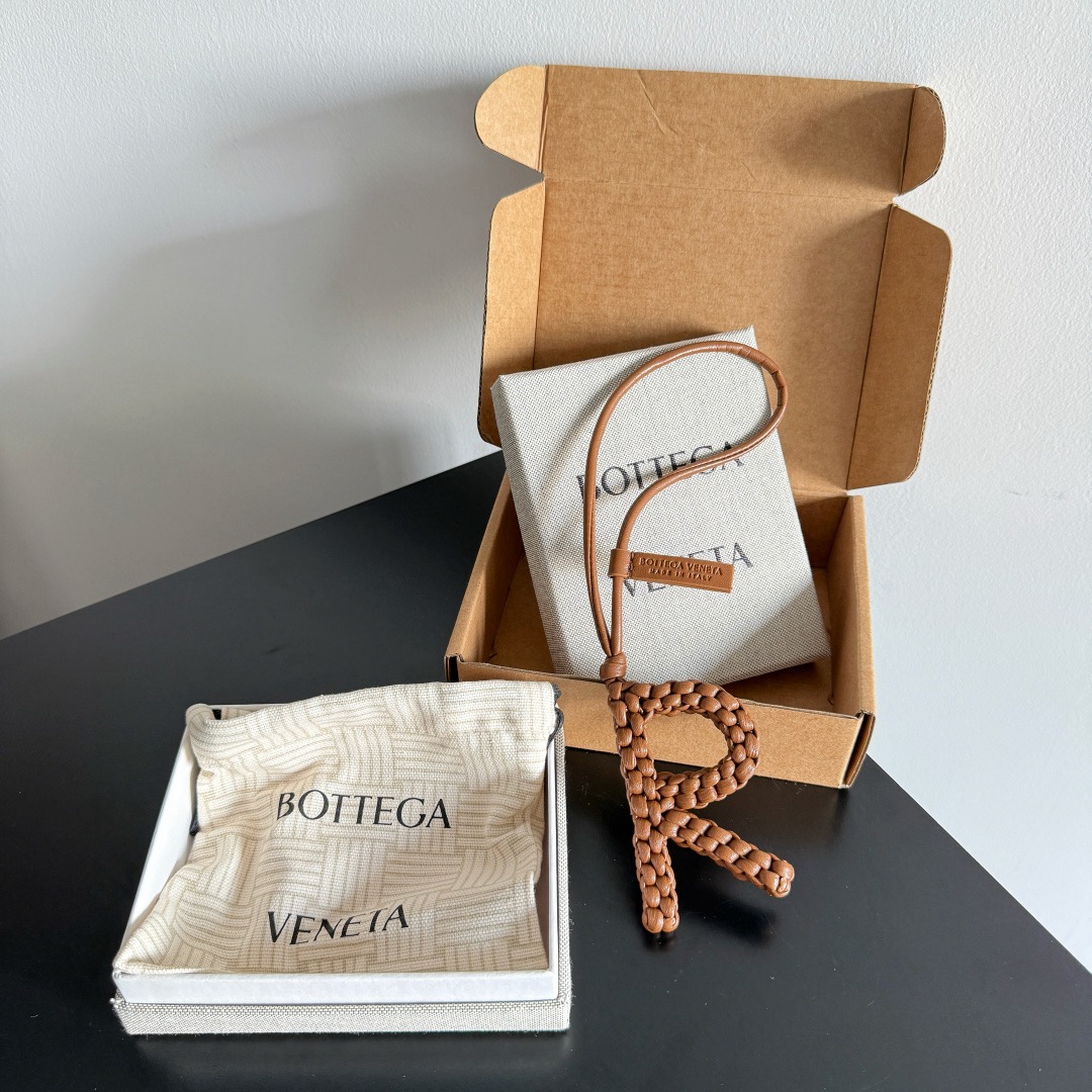BOTTEGA VENETA 보테가베네타 레터 R 인트레치아토 가죽 참 3