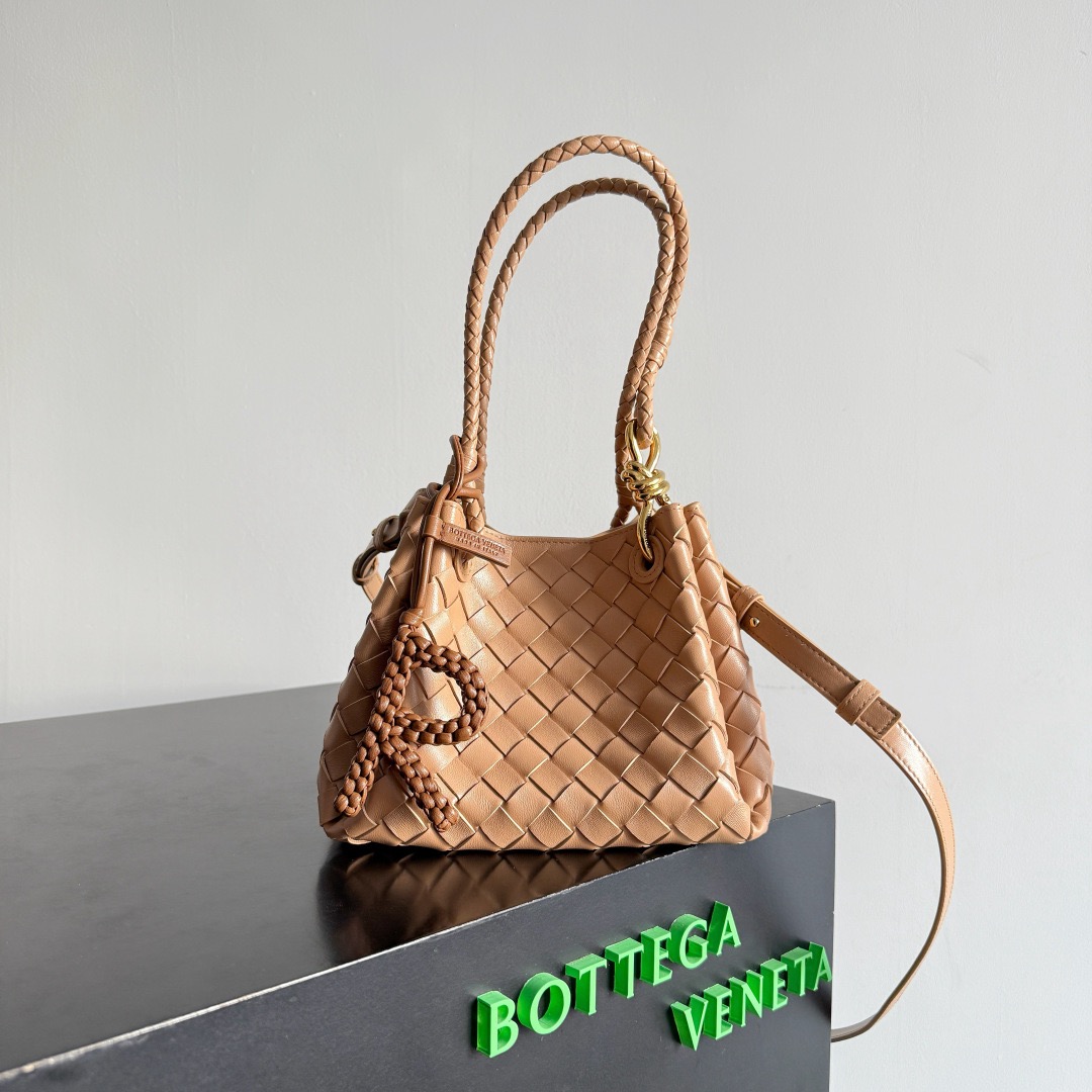 BOTTEGA VENETA 보테가베네타 레터 R 인트레치아토 가죽 참 4