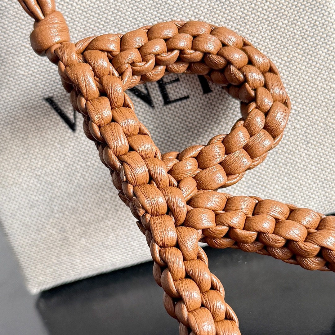 BOTTEGA VENETA 보테가베네타 레터 R 인트레치아토 가죽 참 5