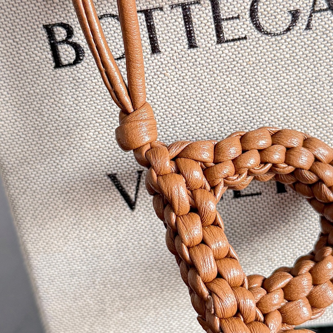 BOTTEGA VENETA 보테가베네타 레터 R 인트레치아토 가죽 참 6