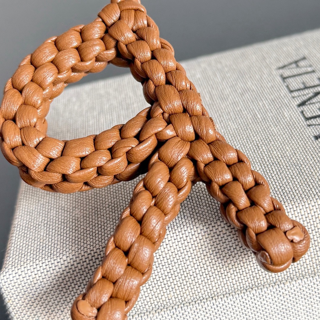 BOTTEGA VENETA 보테가베네타 레터 R 인트레치아토 가죽 참 8