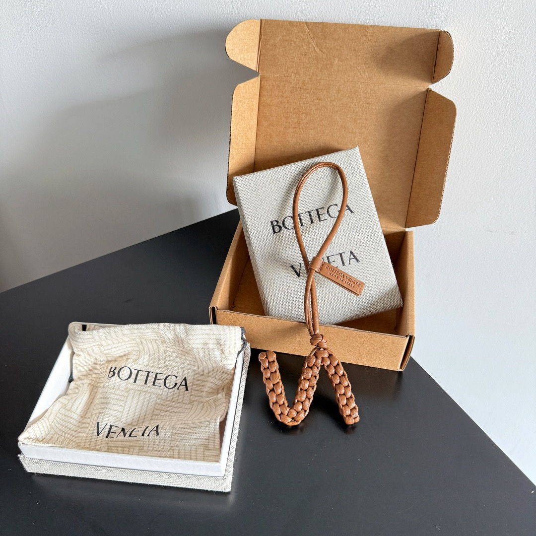 BOTTEGA VENETA 보테가베네타 레터 N 가죽 참 4