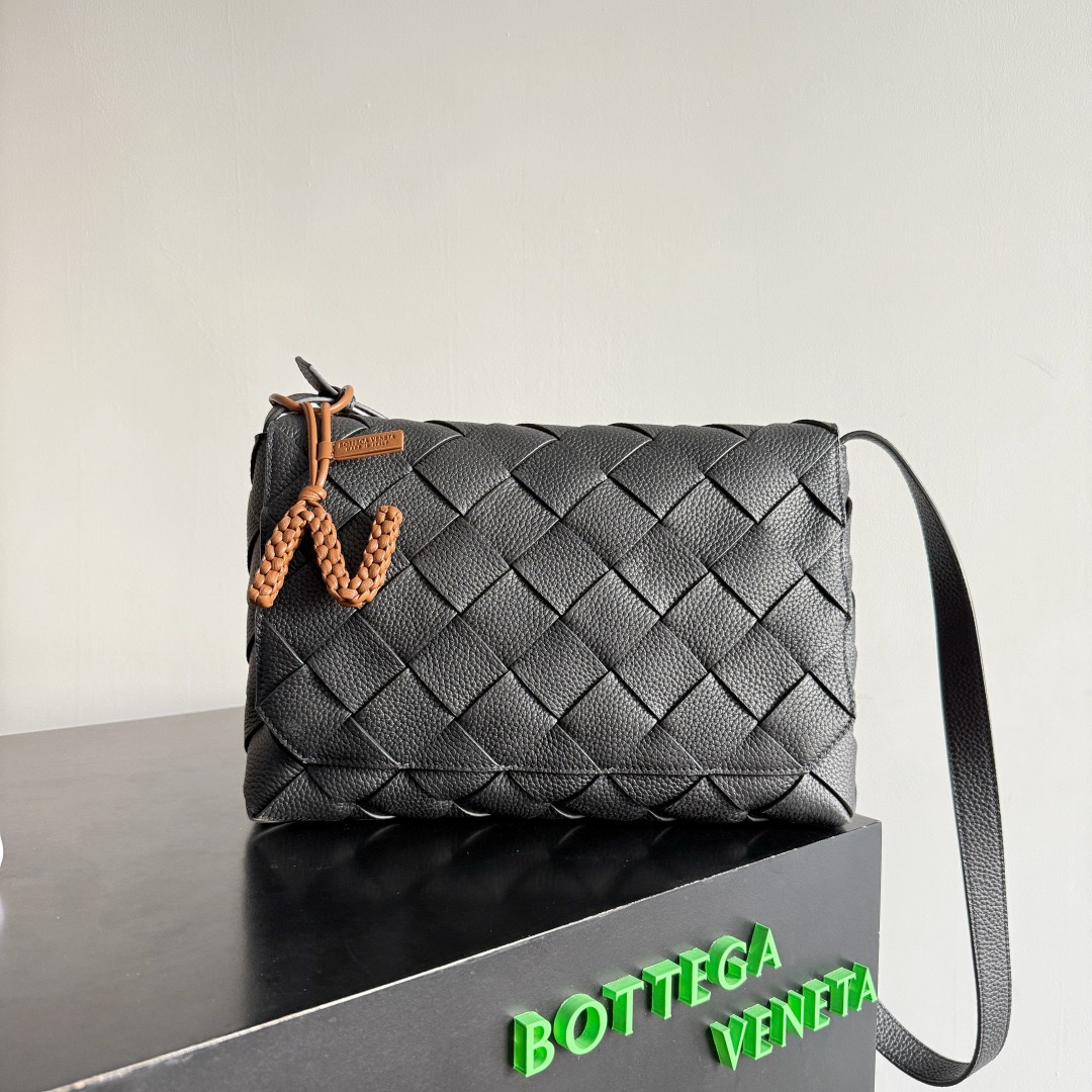 BOTTEGA VENETA 보테가베네타 레터 N 가죽 참 5