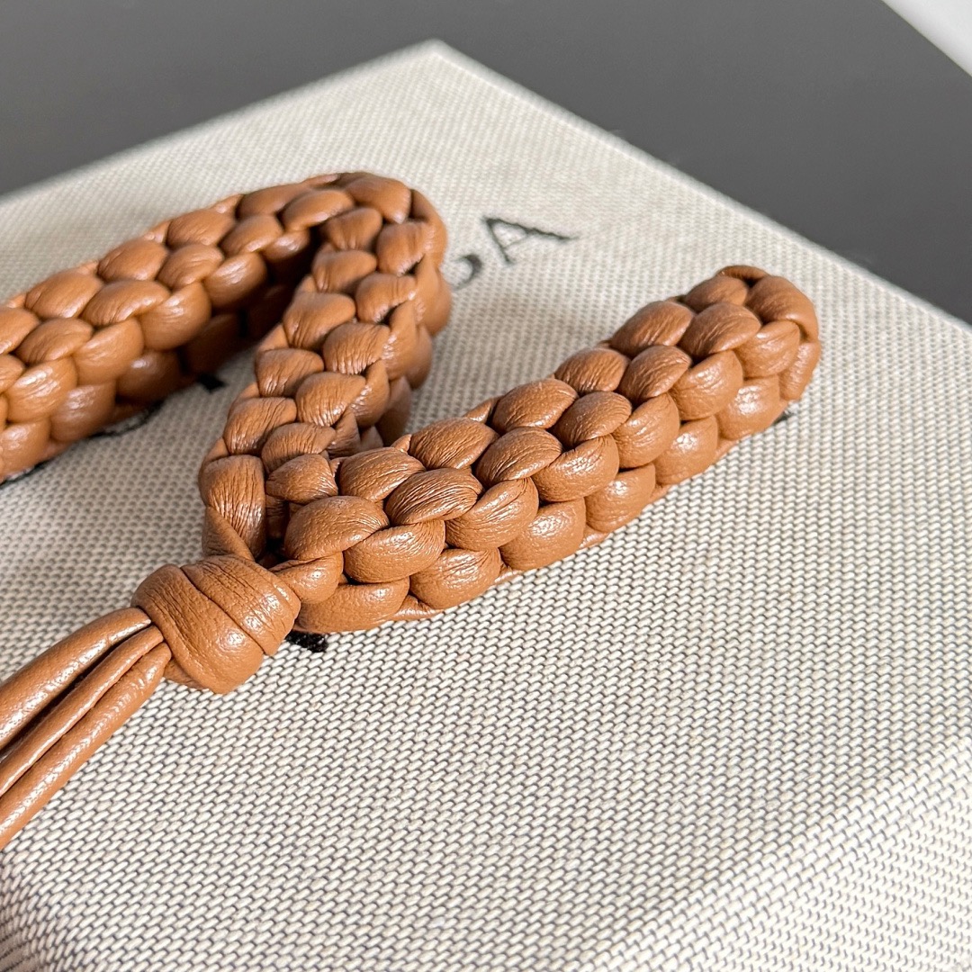 BOTTEGA VENETA 보테가베네타 레터 N 가죽 참 6