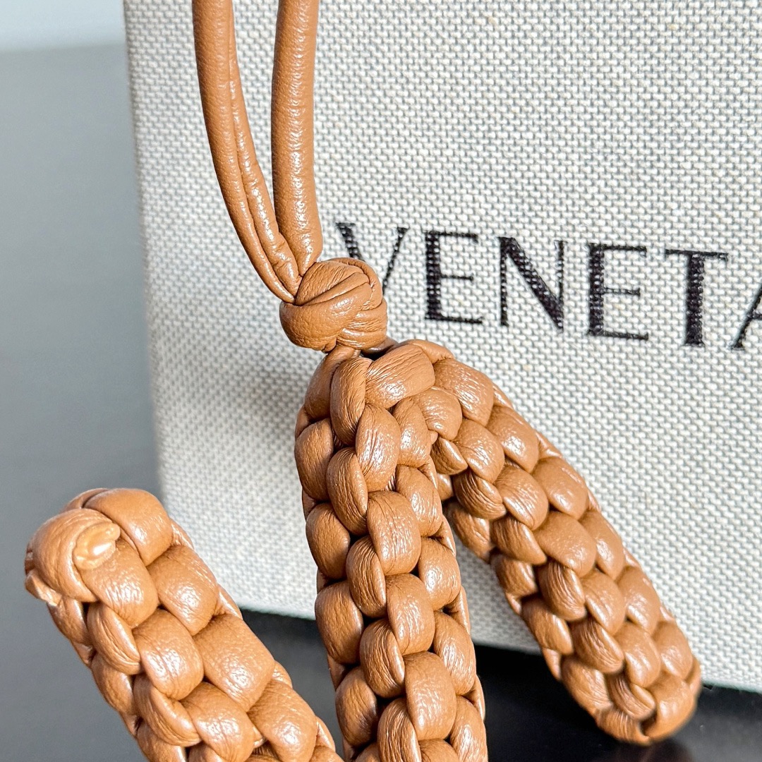 BOTTEGA VENETA 보테가베네타 레터 N 가죽 참 8