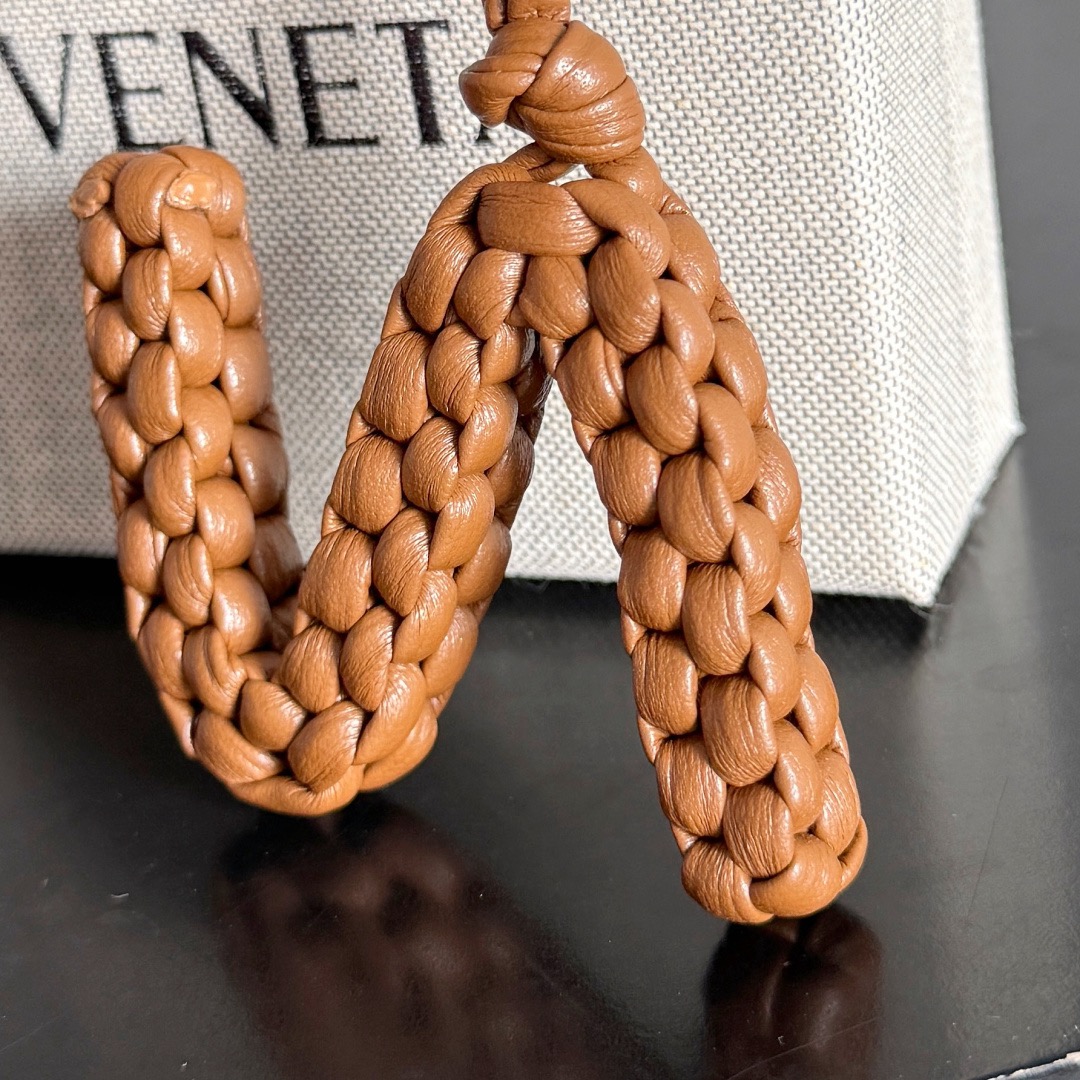 BOTTEGA VENETA 보테가베네타 레터 N 가죽 참 9