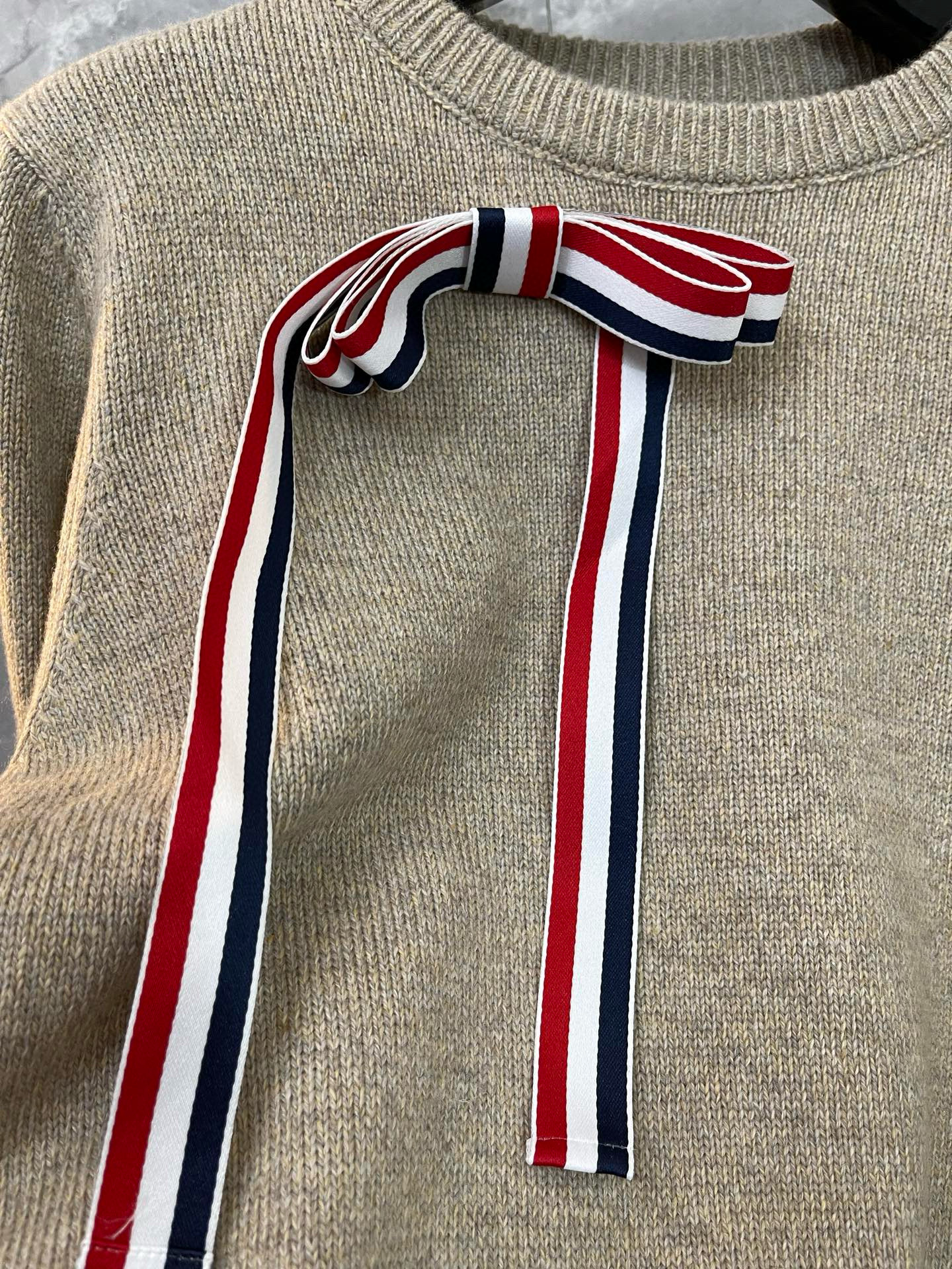 Thom Browne 톰브라운 사선 스트라이프 리본 라운드넥 니트 스웨터 9