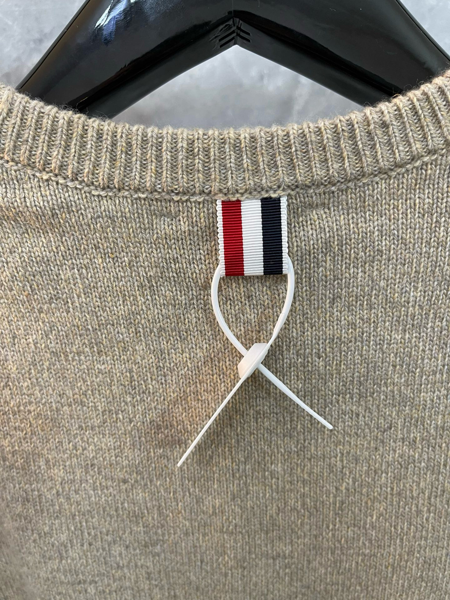 Thom Browne 톰브라운 사선 스트라이프 리본 라운드넥 니트 스웨터 14