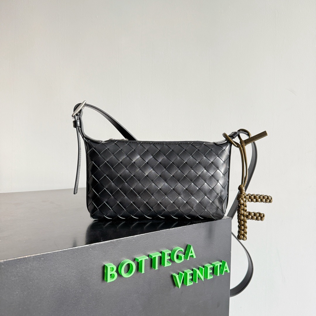 Bottega Veneta 보테가베네타 알파벳 F 가죽 참 키링 5