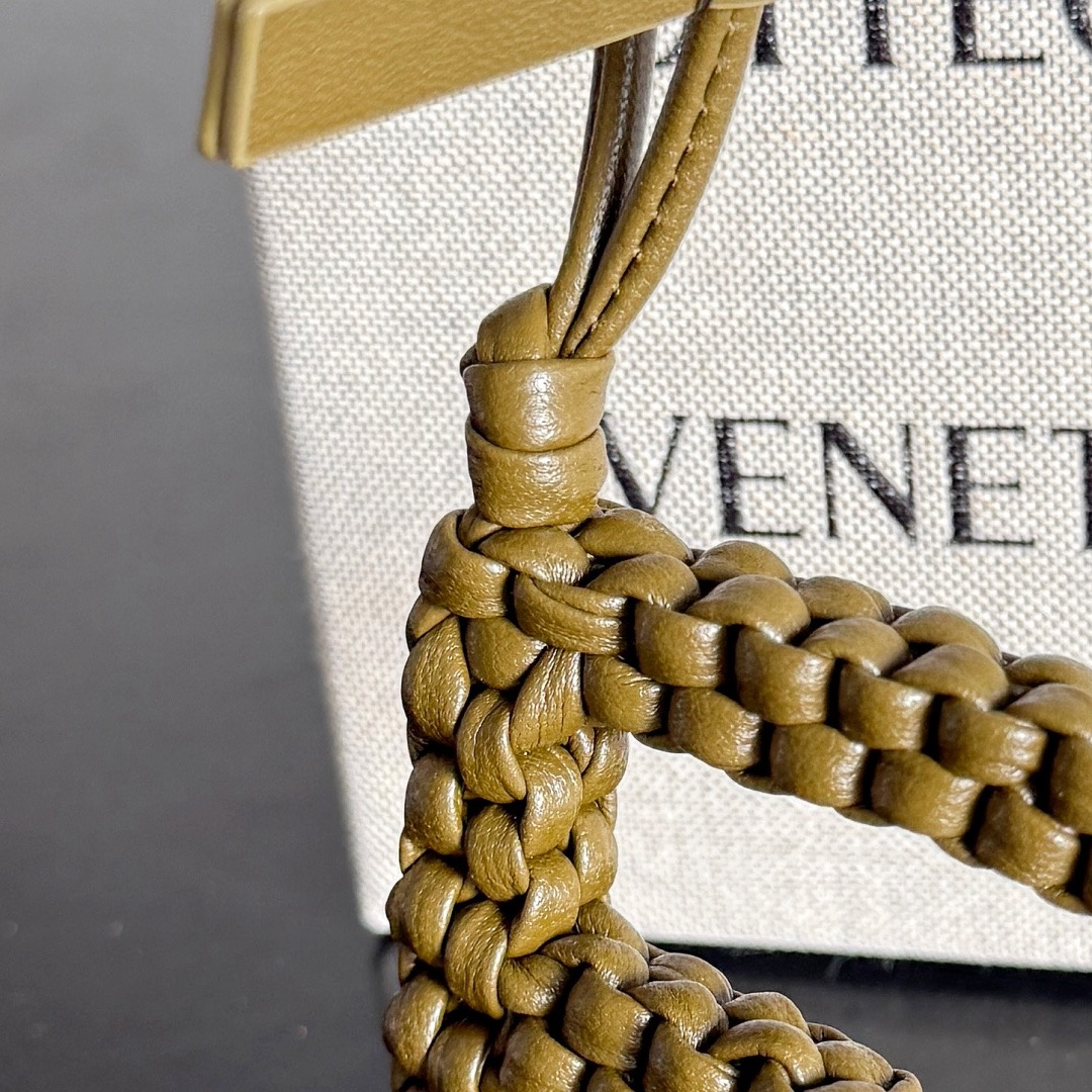 Bottega Veneta 보테가베네타 알파벳 F 가죽 참 키링 8