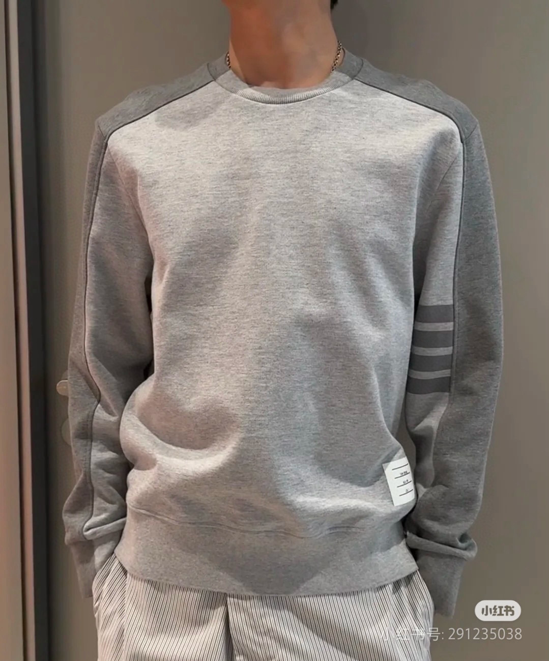 Thom Browne 톰브라운 25SS 그레이 배색 크루넥 맨투맨 1