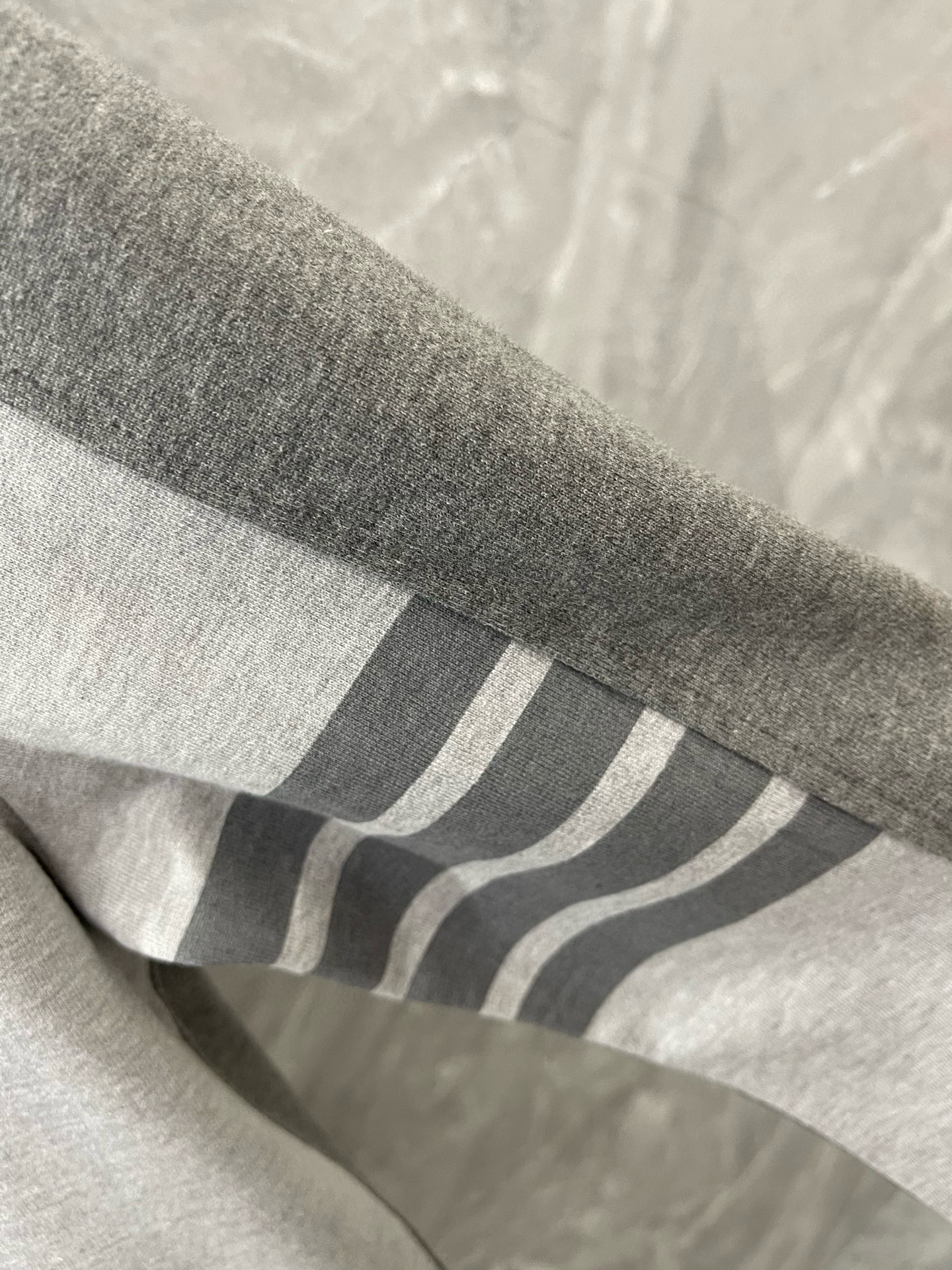 Thom Browne 톰브라운 25SS 그레이 배색 크루넥 맨투맨 6