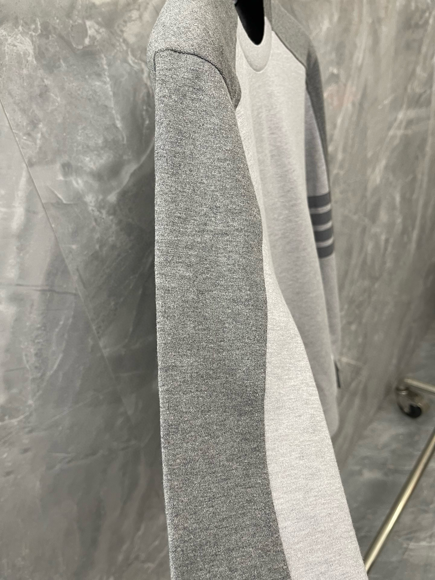 Thom Browne 톰브라운 25SS 그레이 배색 크루넥 맨투맨 10