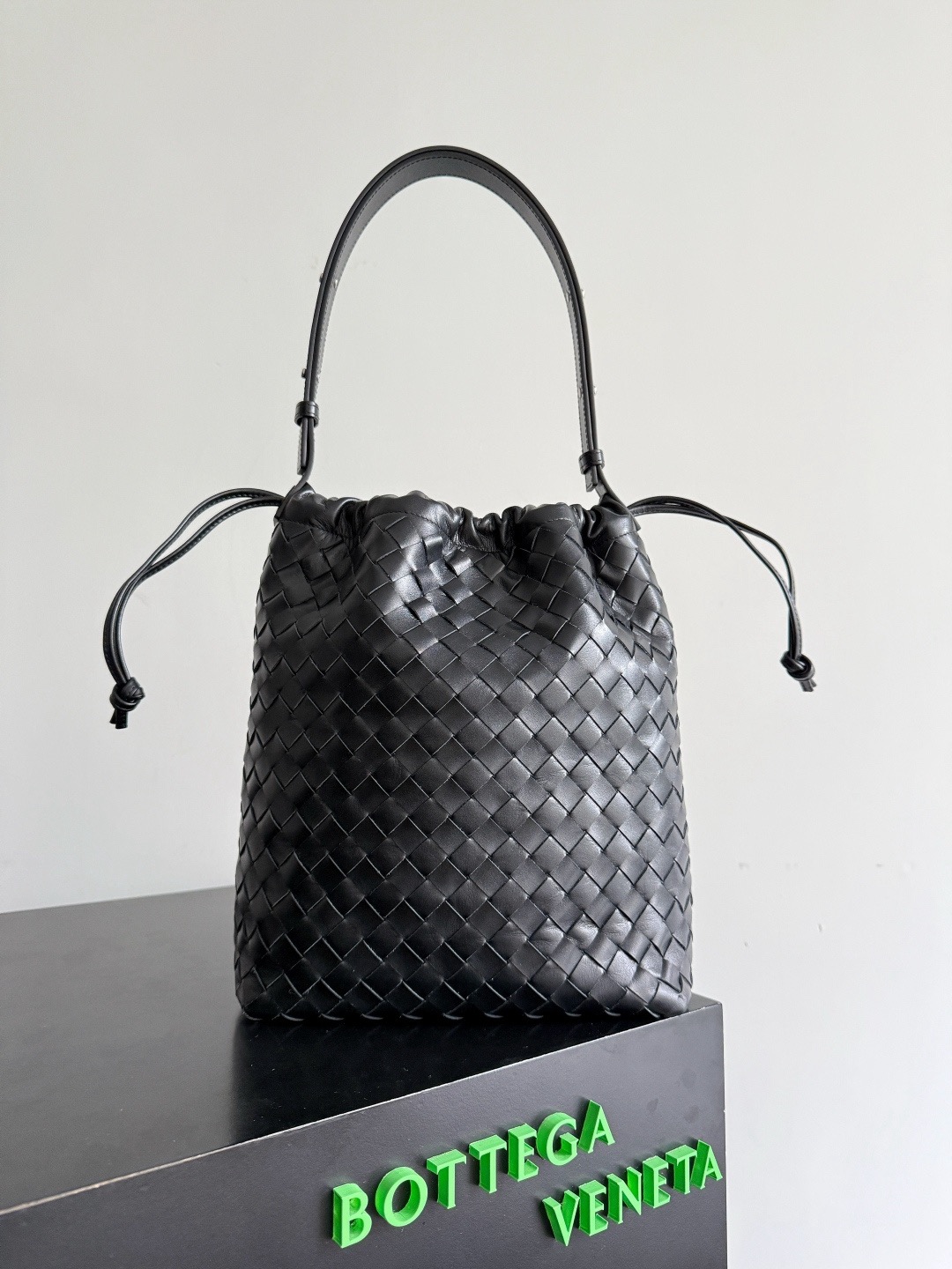 BOTTEGA VENETA 보테가베네타 비블리오테카 인트레치아토 버킷백 8