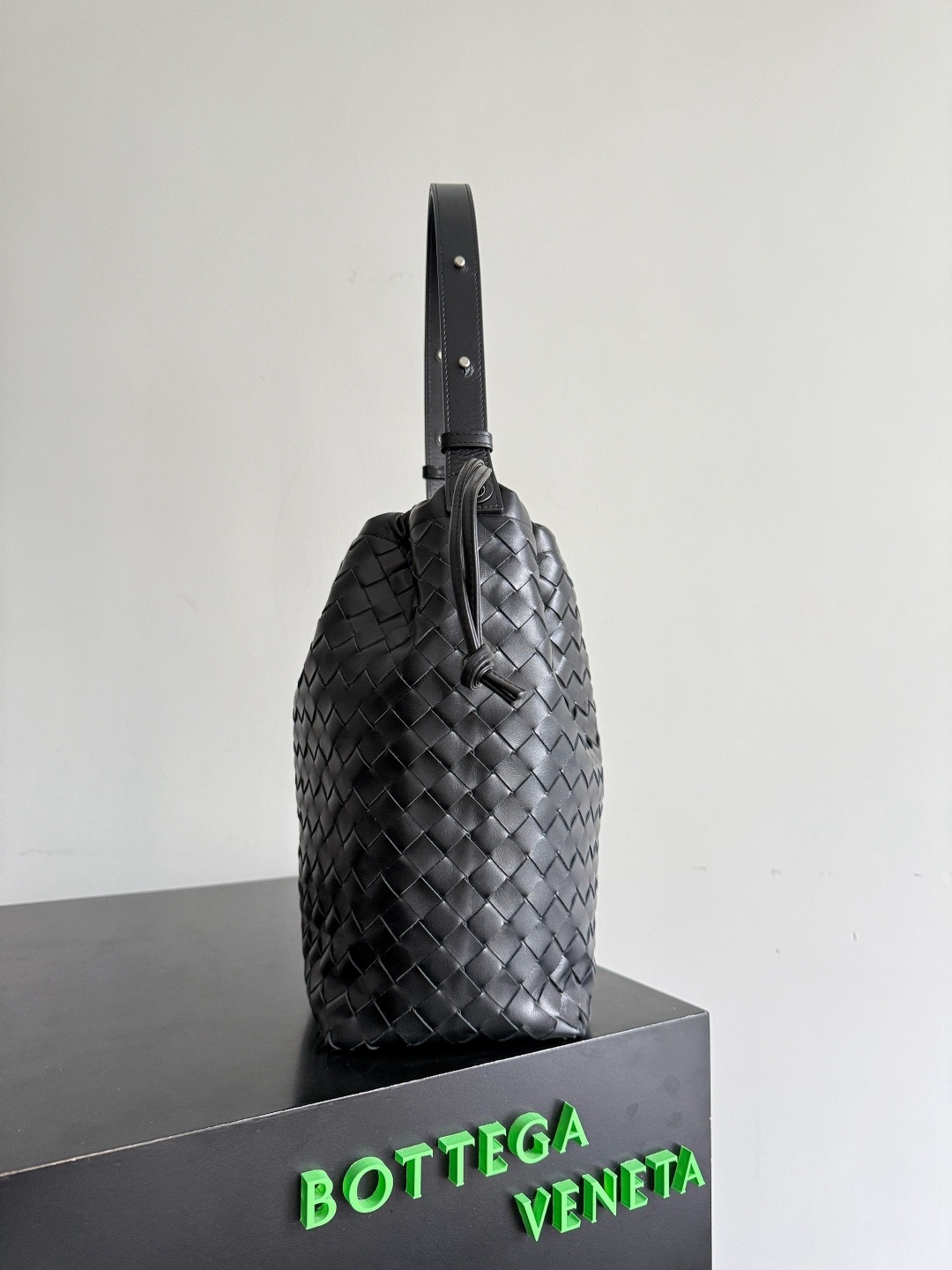 BOTTEGA VENETA 보테가베네타 비블리오테카 인트레치아토 버킷백 9