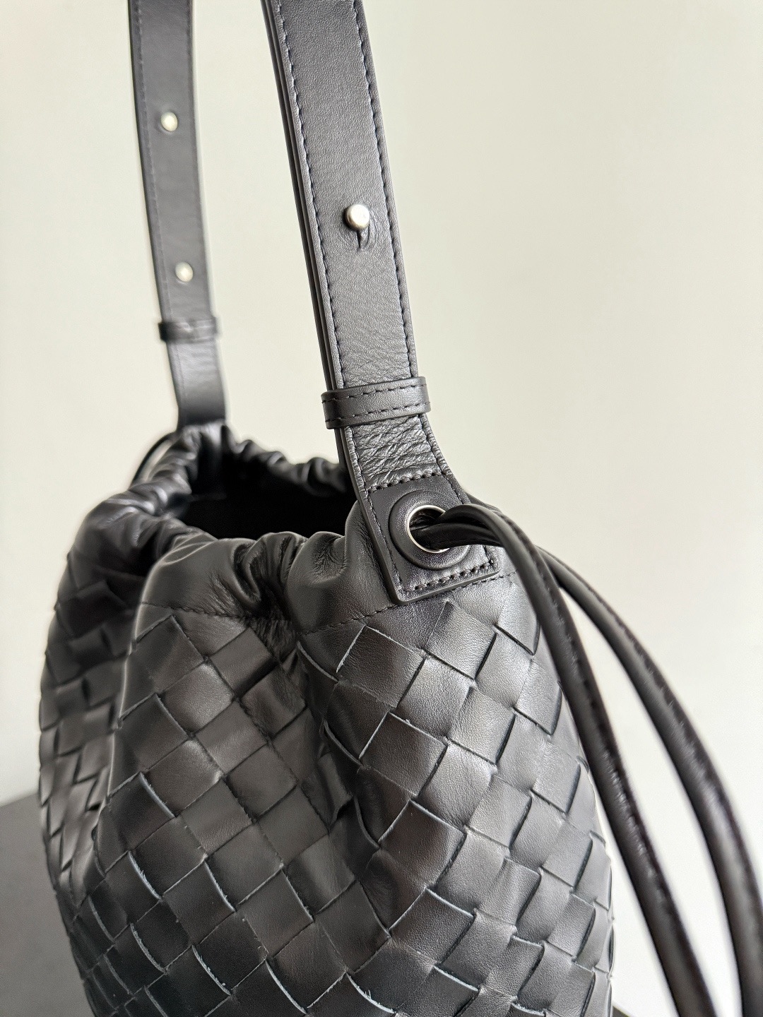 BOTTEGA VENETA 보테가베네타 비블리오테카 인트레치아토 버킷백 10