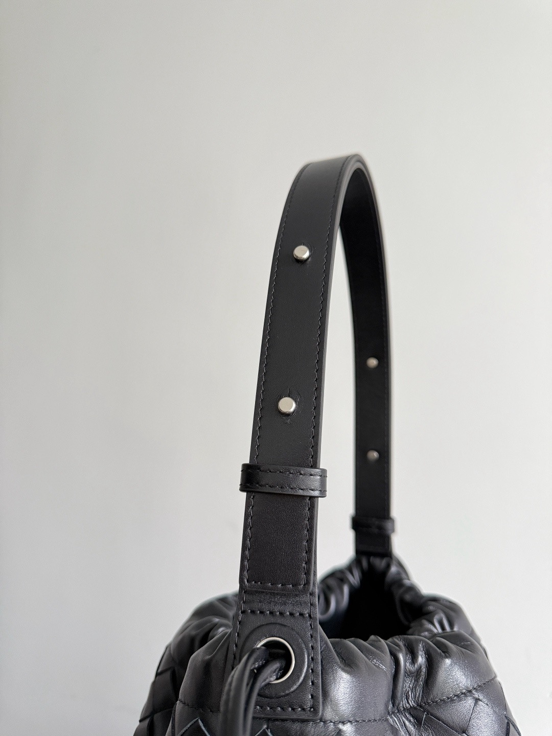 BOTTEGA VENETA 보테가베네타 비블리오테카 인트레치아토 버킷백 11