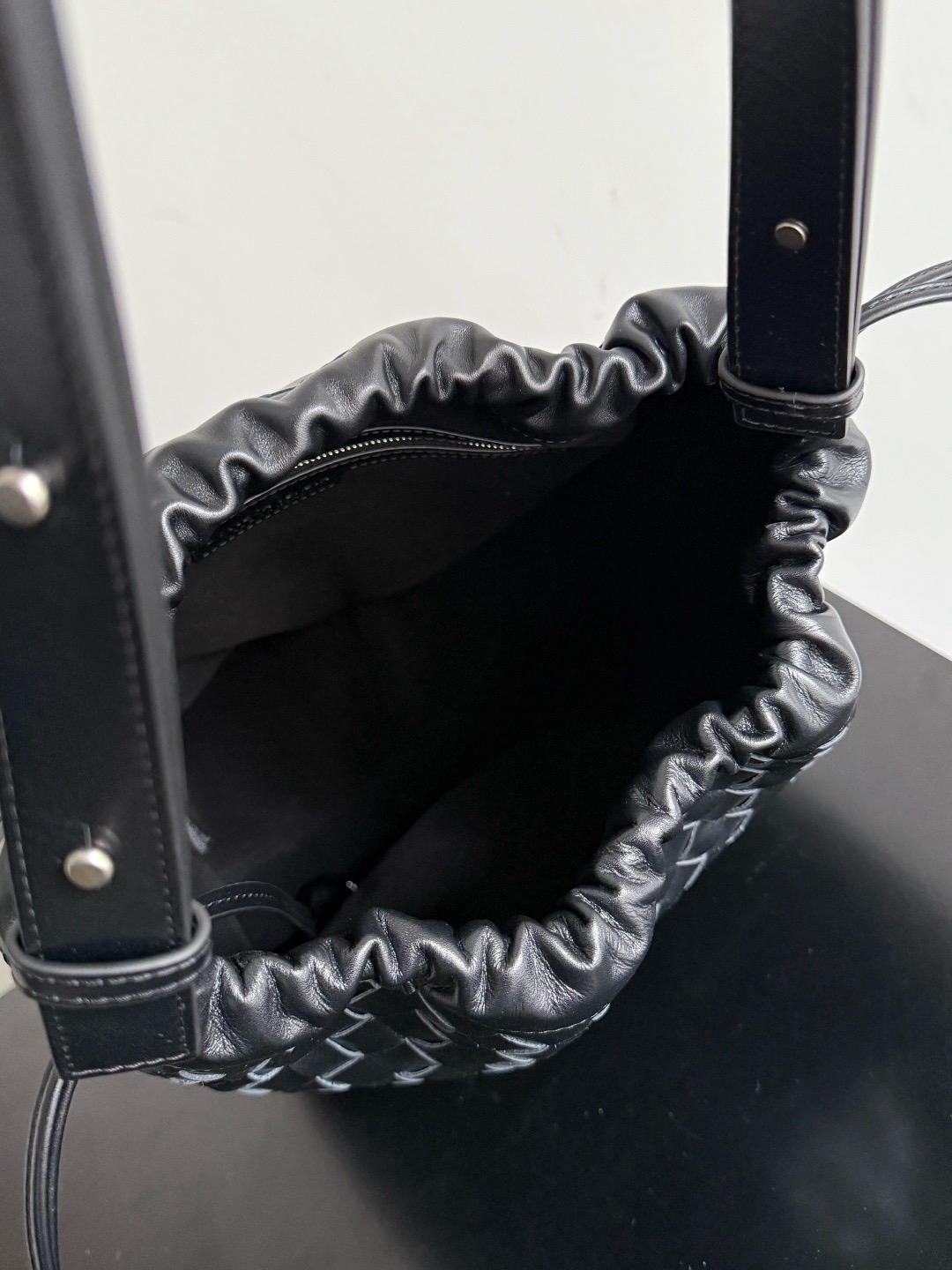 BOTTEGA VENETA 보테가베네타 비블리오테카 인트레치아토 버킷백 14